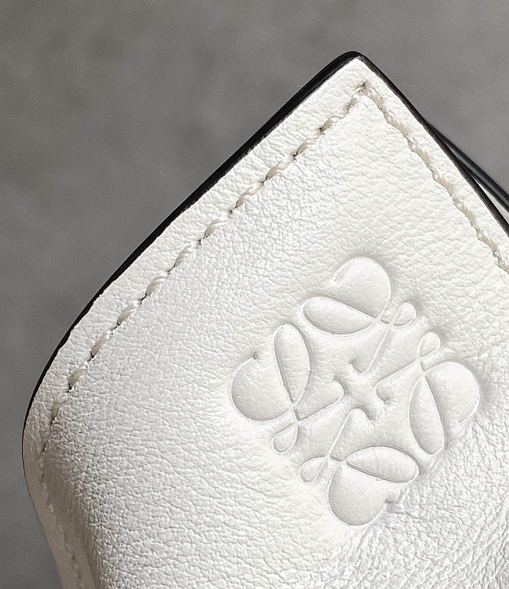 LOEWE罗意威Flamenco系列小牛皮束口抽绳福袋 0539白色