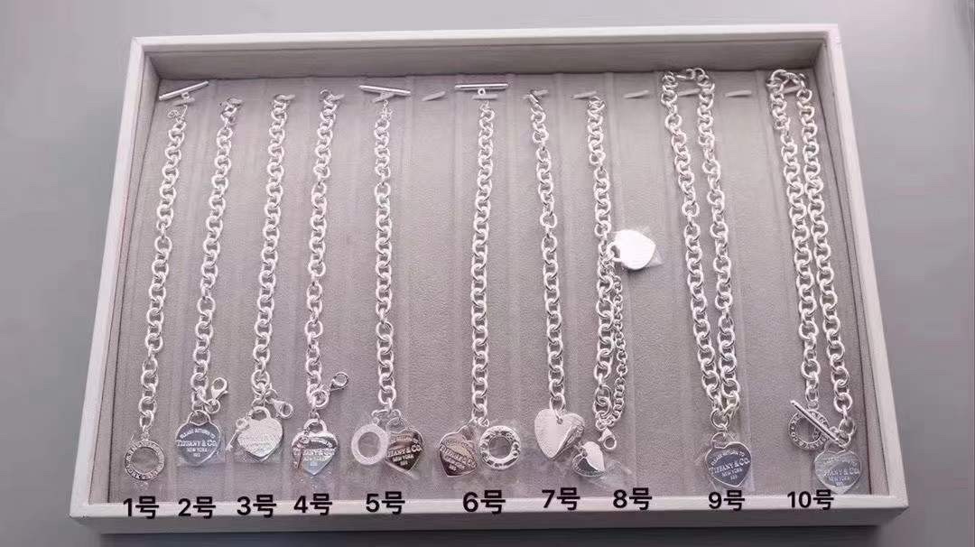 Tiffany & Co. 俘获女神心的满分礼物，出门绝对不撞款 别致设计的爱心针扣手链、外圈高清字印、跟 一模一样，纯银定制款