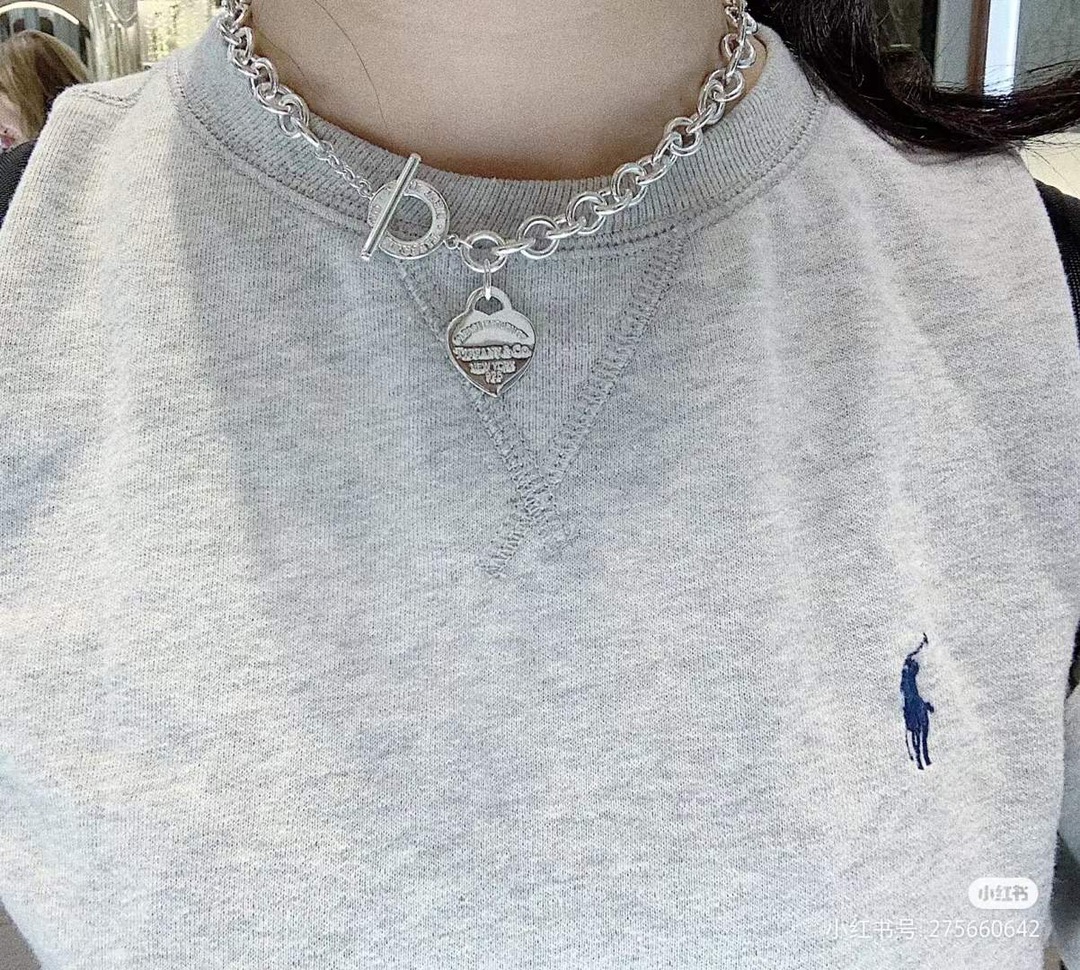 Tiffany & Co. 俘获女神心的满分礼物，出门绝对不撞款 别致设计的爱心针扣手链、外圈高清字印、跟 一模一样，纯银定制款