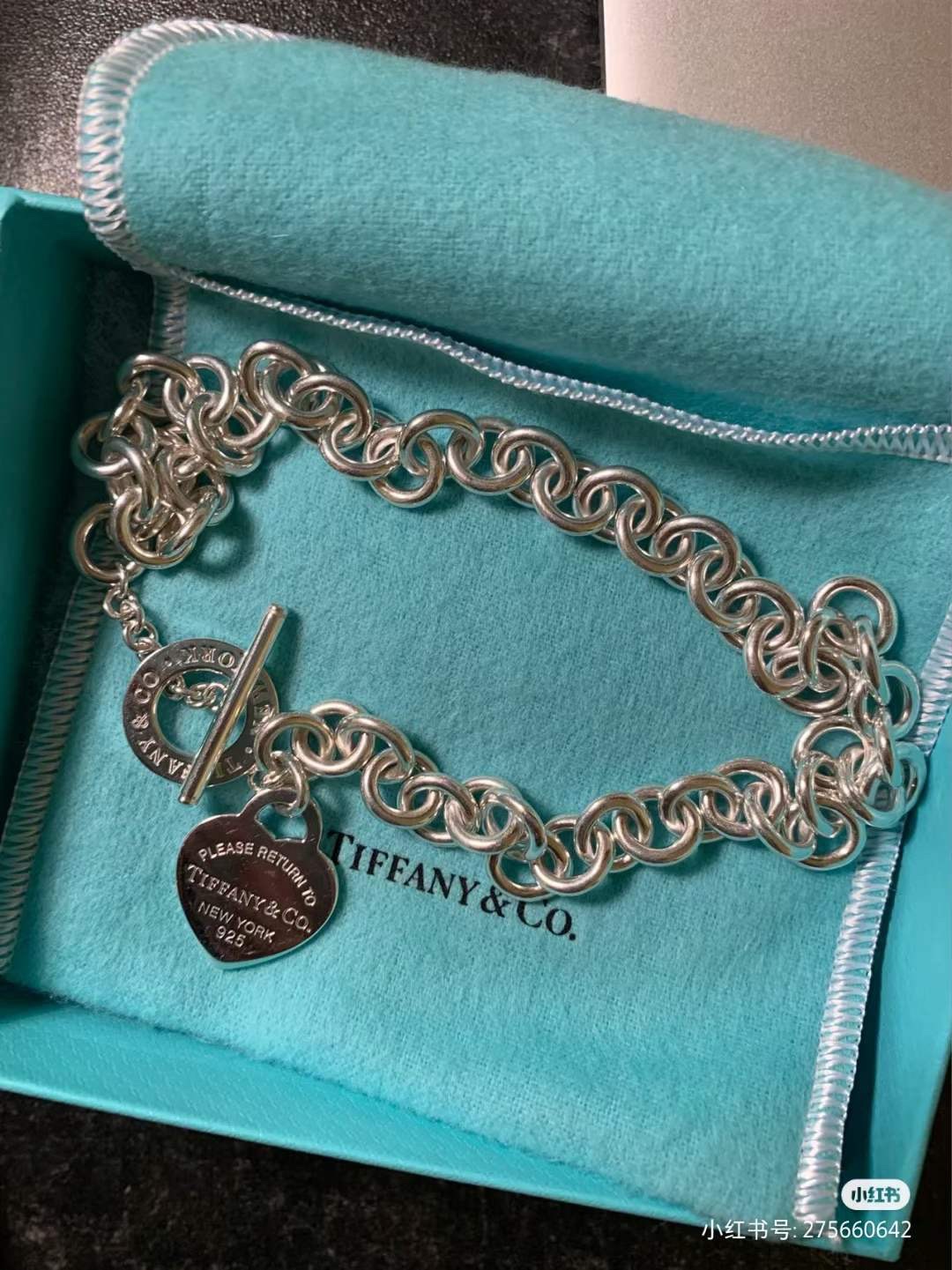 Tiffany & Co. 俘获女神心的满分礼物，出门绝对不撞款 别致设计的爱心针扣手链、外圈高清字印、跟 一模一样，纯银定制款