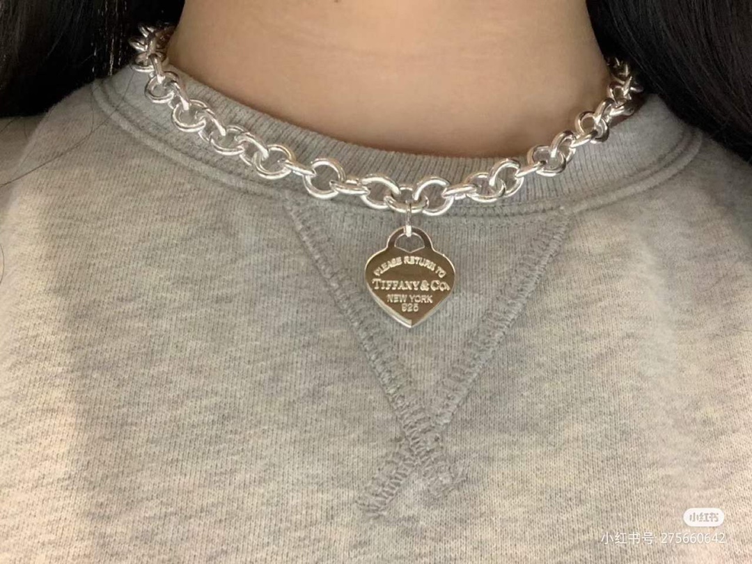 Tiffany & Co. 俘获女神心的满分礼物，出门绝对不撞款 别致设计的爱心针扣手链、外圈高清字印、跟 一模一样，纯银定制款