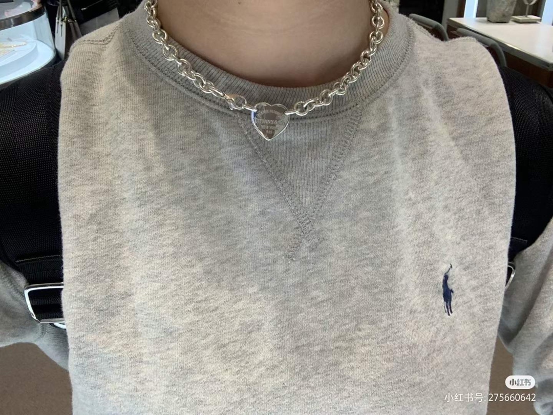 Tiffany & Co. 俘获女神心的满分礼物，出门绝对不撞款 别致设计的爱心针扣手链、外圈高清字印、跟 一模一样，纯银定制款