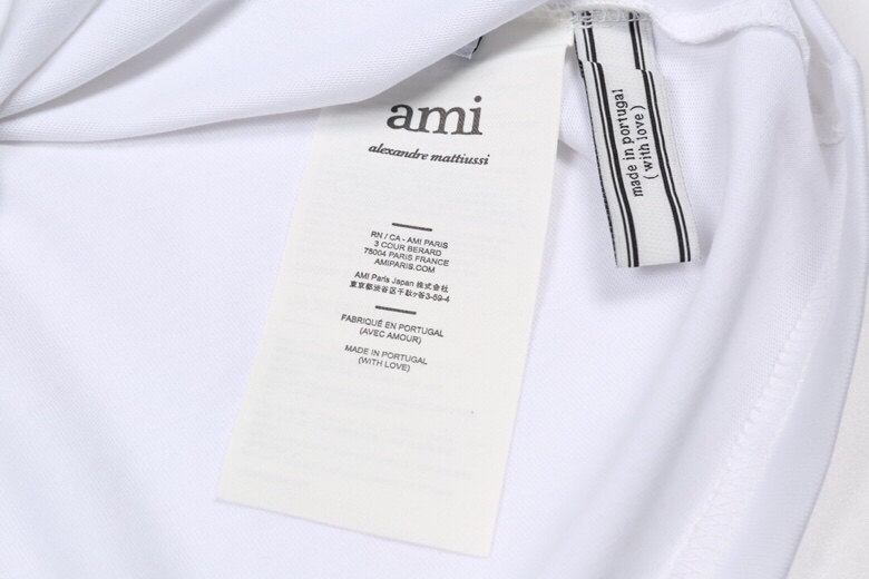 Ami Paris Ami 2021胸前法式爱心刺绣小logo短袖 定制的230克双纱棉 后部领下AMI同色立体刺绣 小红心系列短袖T恤 极简主义小刺绣标 纯色系的基础T恤 无疑是刚需 在日常搭配中切合度极高 整体风格极简到 仅胸前一枚小刺绣徽章 爱心字母A组合立体刺绣 立体刺绣 标识度显著 醒目且恰到好处的点缀 很法式的 态度 水洗去毛 高品质的棉质以及布面处理 亲肤透气 基础T恤的首选单品 单穿打底都极具小众调性 品相堪称