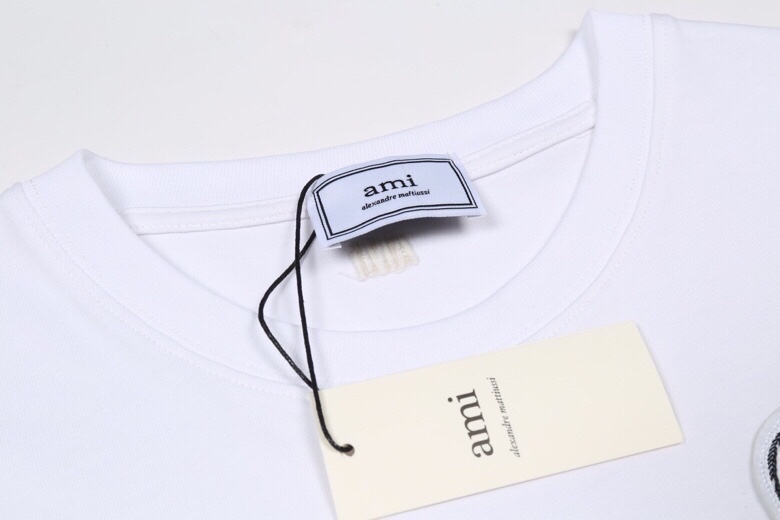 Ami Paris Ami 2021胸前法式爱心刺绣小logo短袖 定制的230克双纱棉 后部领下AMI同色立体刺绣 小红心系列短袖T恤 极简主义小刺绣标 纯色系的基础T恤 无疑是刚需 在日常搭配中切合度极高 整体风格极简到 仅胸前一枚小刺绣徽章 爱心字母A组合立体刺绣 立体刺绣 标识度显著 醒目且恰到好处的点缀 很法式的 态度 水洗去毛 高品质的棉质以及布面处理 亲肤透气 基础T恤的首选单品 单穿打底都极具小众调性 品相堪称