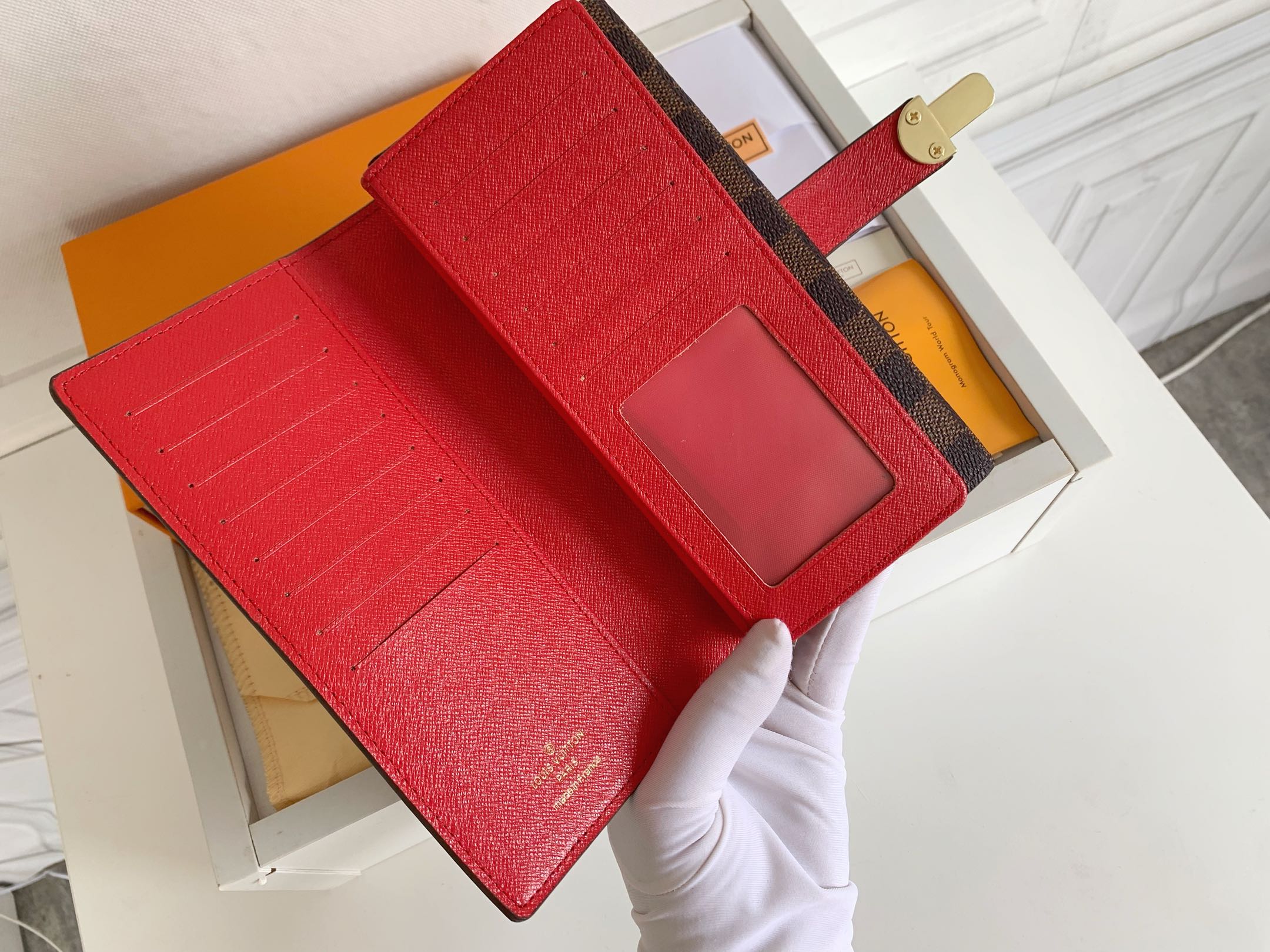 Curieuse 財布 - クラシックなデザインと実用性を兼ね備えた女性用財布