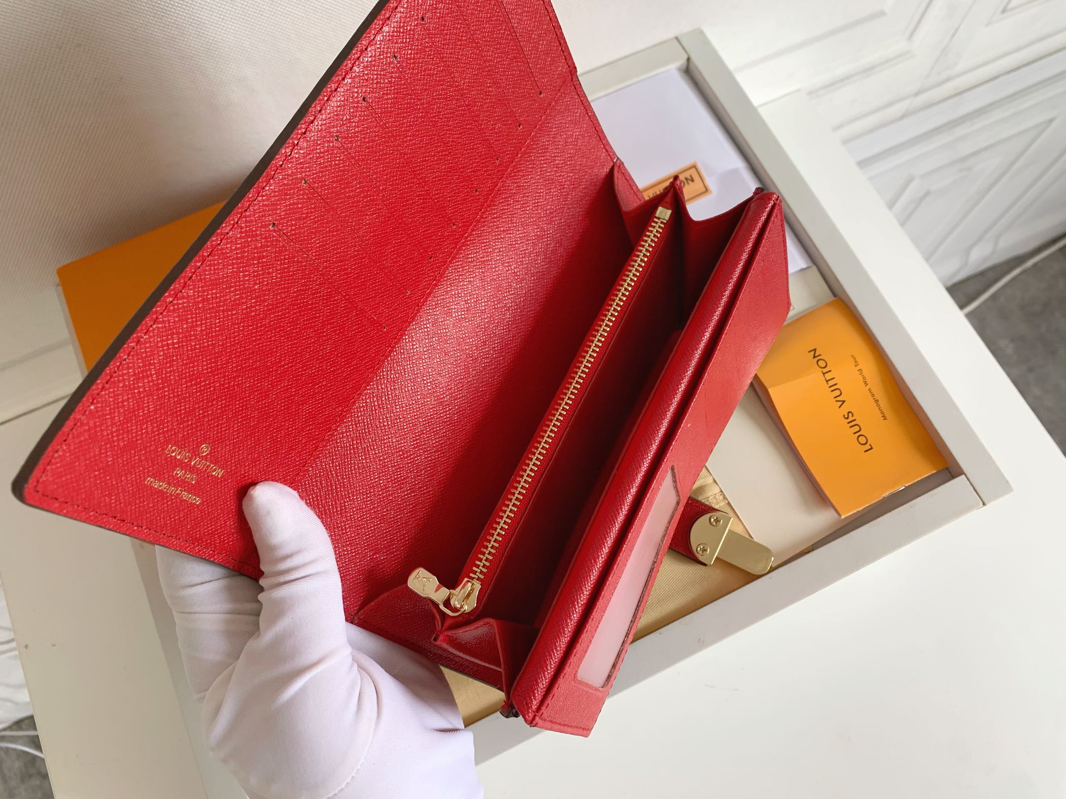 Curieuse 財布 - クラシックなデザインと実用性を兼ね備えた女性用財布