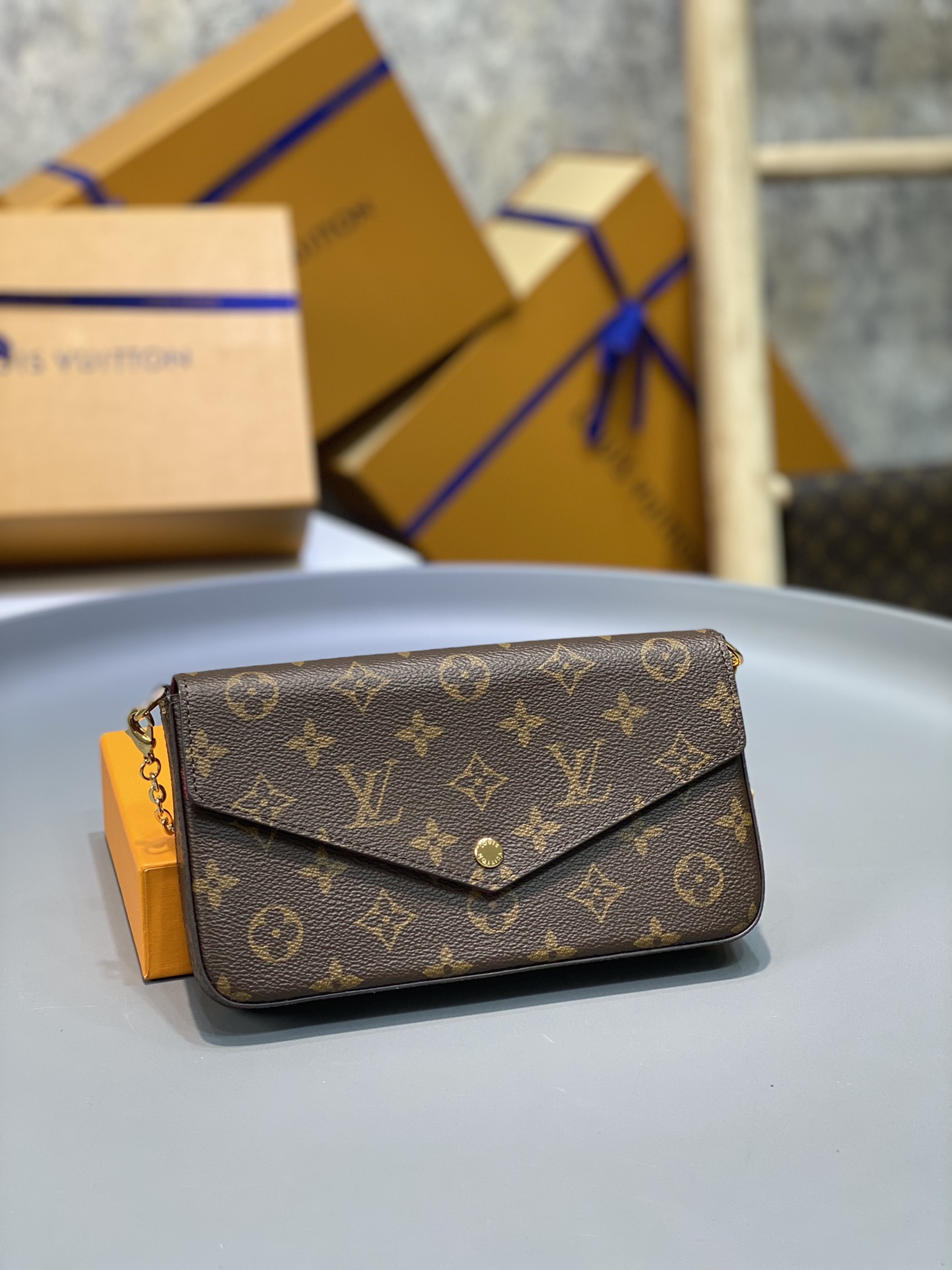 NO:176242,Felicie (Photo model) Model M61276 Size 21.012.03.0 Material stainless steel   Italian 5A fabric (the body steel parts are forged forging, with many high-strength stamping, fine engraving. The gold-plated surface is not easy to fade and get worn. The non-alloyed parts are rough in their lettering, low density and easy to lose and easy to flower) Three-in-one is an absolute hit, and the price is rising every year!  Its practicality is fully demonstrated, with enough card slots, light bags, exquisite and beautiful chains!  Removable chain, can be used as a clutch!  ,,gold plating19860909Felicie（跑量款） 型号M61276 尺寸21.012.03.0 材质精钢＋意大利5A面料 (包身钢件为锻造工艺,多次高强度冲压成型,刻字精细.镀金面不易掉色磨花 .非合金件刻字粗糙,密度低易损易花) 三合一是绝对的爆款,每一年都在涨价！它的实用性展现得淋漓尽致,卡槽够多,包轻,链条精致又好看！可拆卸链条,可以当手包！,,gold plating,Bag