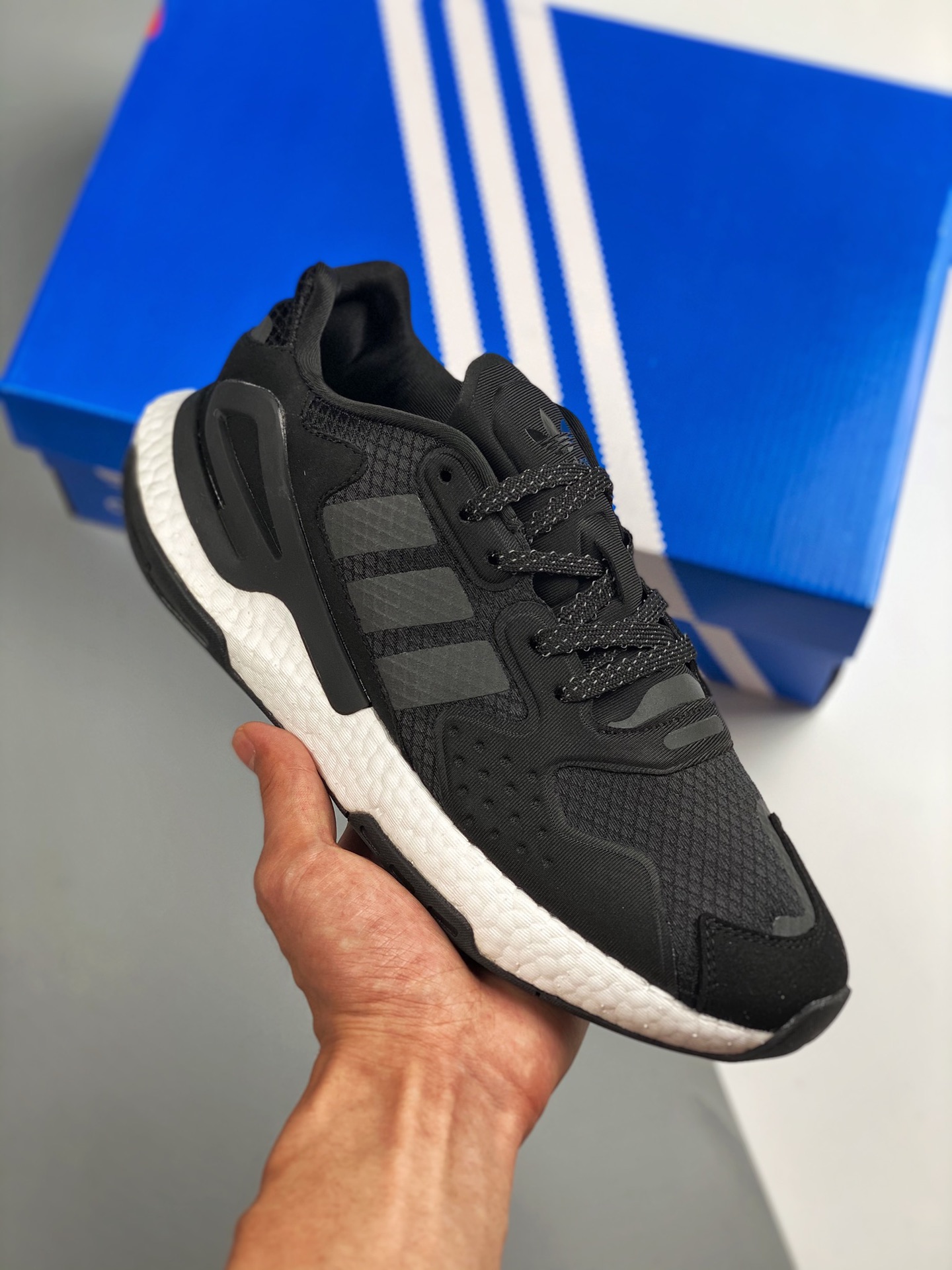 Adidas Day Jogger Night Walker Mismo modelo clásico de Eason Chan Número de artículo: FW4058 Tallas: 36-45 (con medios)