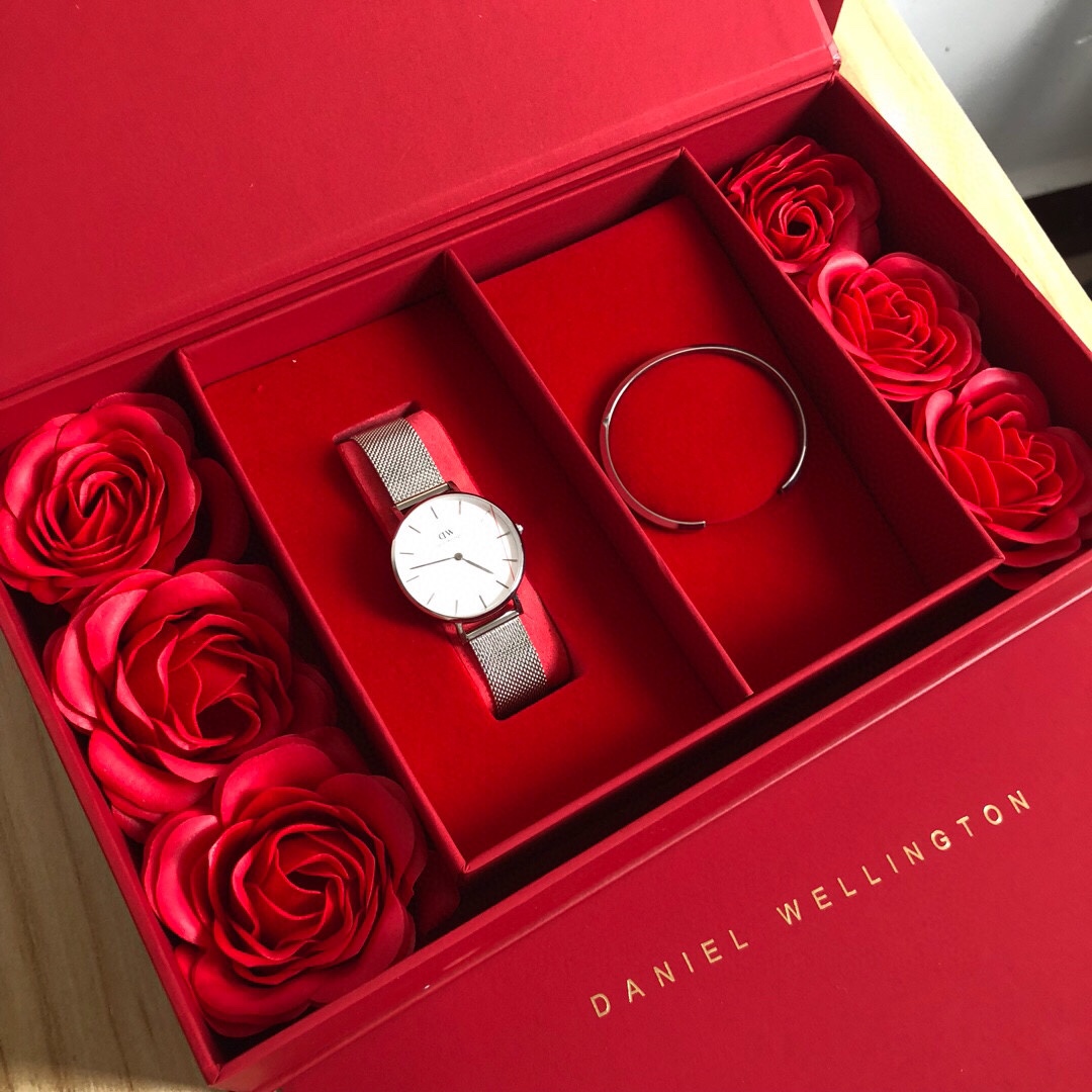I5 玫瑰礼盒套装，原单丹尼尔惠灵顿 Daniel Wellington   DW玫瑰金手表丹尼尔惠灵顿 Daniel Wellington   DW开口手镯双盒玫瑰礼盒DANIEL WELLINGTON 寓意没有秒针，因为不想走我在等你丹尼尔惠灵顿 Daniel Wellington   DW=等我 我一次次的远行伴随爱人，在这个特殊的日子里，为爱人送上一份特殊有寓意的礼物告诉她我们有多爱她专柜限量版，关键是全国限量买都买不到的特别惊喜28/32mm表盘，金银色开口手镯。表盘手镯随意配搭。