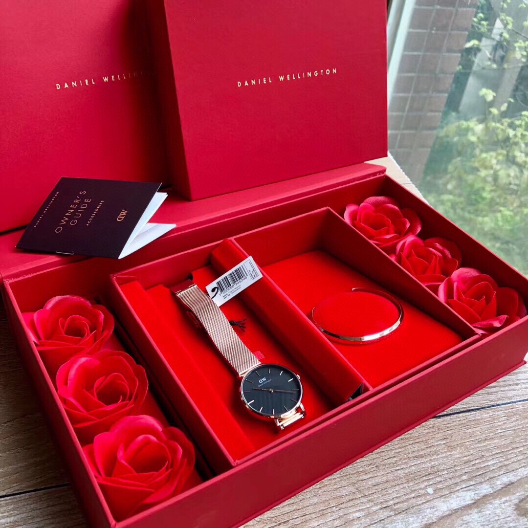 💰140
情人节🌹🌹🌹特别奉献 DW玫瑰礼盒套装，原单DW玫瑰金手表➕DW开口手镯➕双盒玫瑰礼盒！DANIEL WELLINGTON 寓意没有秒针，因为不想走我在等你！DW=等我  我一次次的远行伴随爱人，在这个特殊的日子里，为爱人送上一份特殊有寓意的礼物告诉她我们有多爱她！专柜限量版，关键是全国限量买都买不到的特别惊喜！28/32mm表盘，金银色开口手镯。表盘手镯随意配搭。