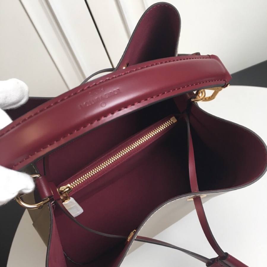 👏M54366象灰色【顶级原单】 💁🏻LOCKME BUCKET 手袋此款时尚桶包的设计原型来自一款风格