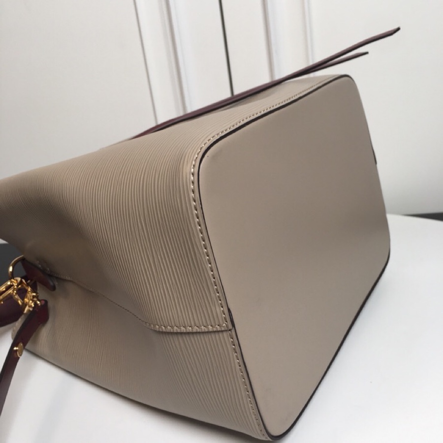 👏M54366象灰色【顶级原单】 💁🏻LOCKME BUCKET 手袋此款时尚桶包的设计原型来自一款风格