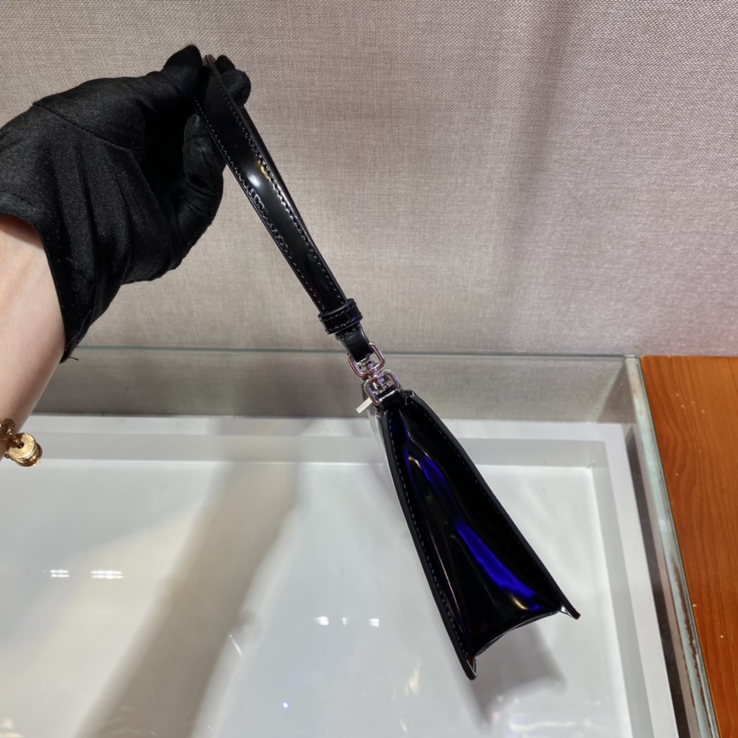 PRADA普拉达三角标小方形新款腋下包1BC155