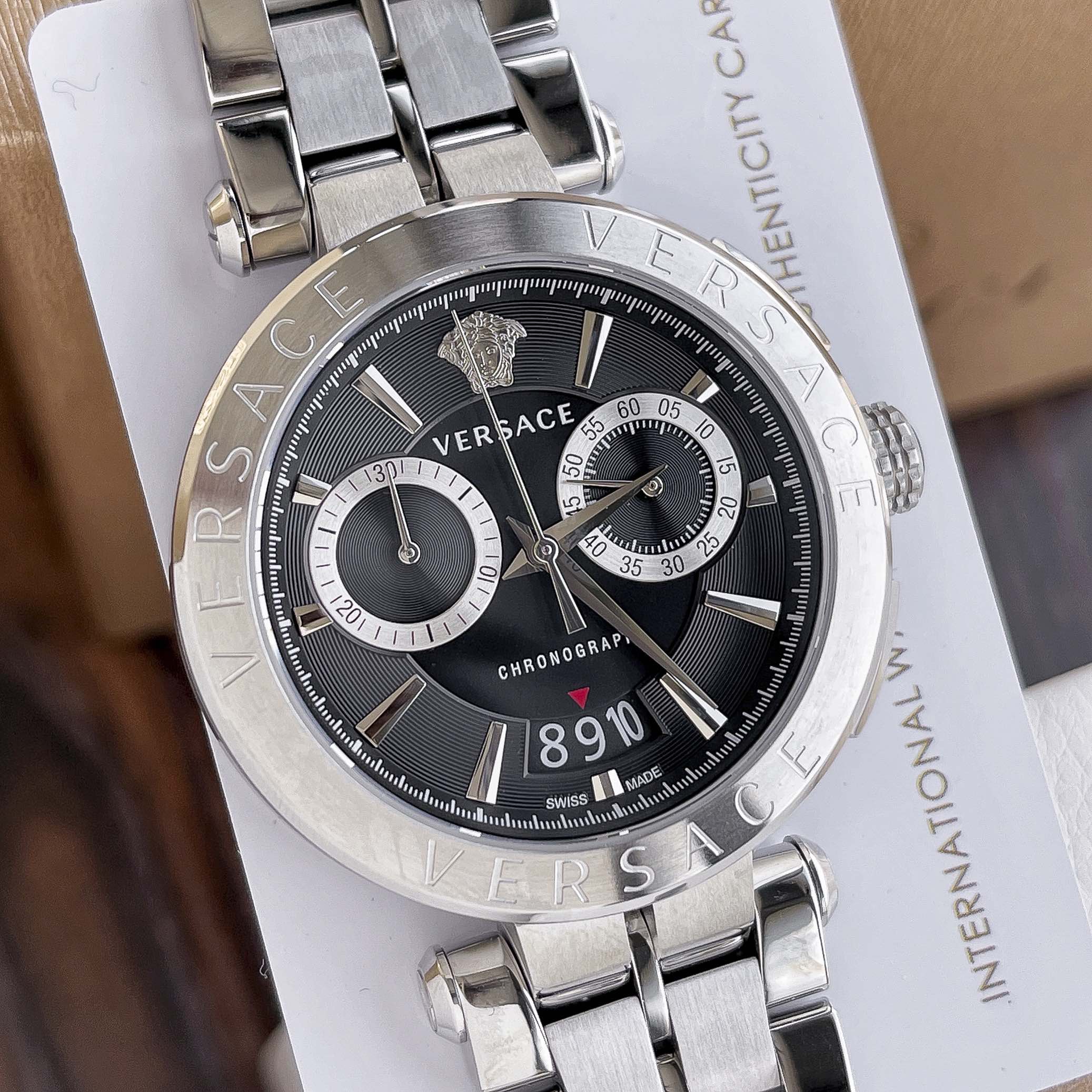 NO:157989,Batch: Original box: 50 Versace Versace Fashion Chronograph Men's Watch Model VBR080018 watch diameter 45mm, dial adopts five-pin design, date number display. 50 meters daily waterproof, paired with double butterfly snaps, complete packaging., versace, versace19860909批: 原盒:50 范思哲Versace时尚计时男表 型号VBR080018表径45mm,表盘采用五针设计 日期数字显示.50米生活防水 搭配双蝴蝶按扣,配全套包装.,,versace,versace,Watch