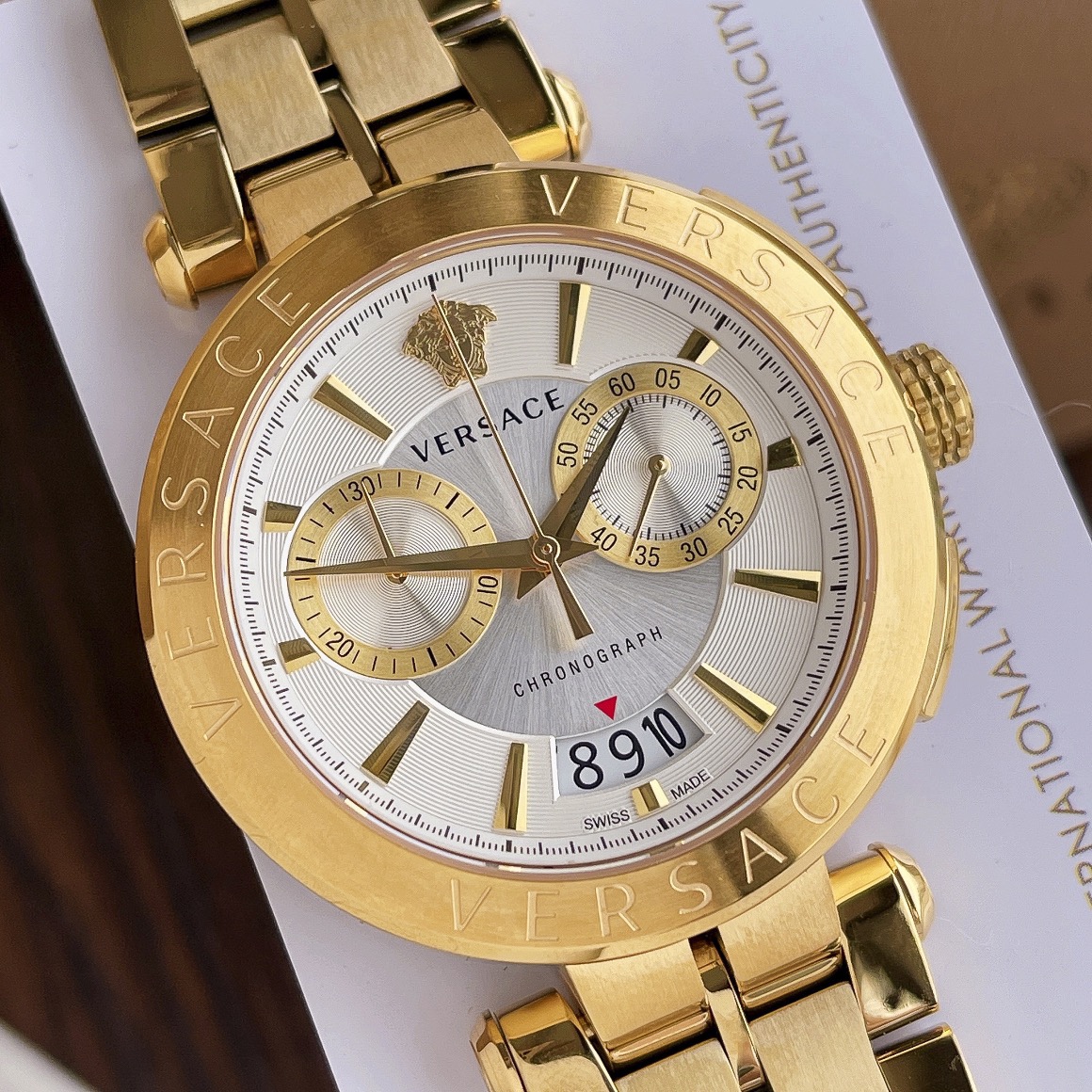 NO:157993,Batch: Original box: 50 Versace Versace Fashion Chronograph Men's Watch Model VBR060017 watch diameter 45mm, dial adopts five-pin design, date number display. 50 meters daily waterproof, paired with double butterfly snaps, complete packaging., versace, versace19860909批: 原盒:50 范思哲Versace时尚计时男表 型号VBR060017表径45mm,表盘采用五针设计 日期数字显示.50米生活防水 搭配双蝴蝶按扣,配全套包装.,,versace,versace,Watch