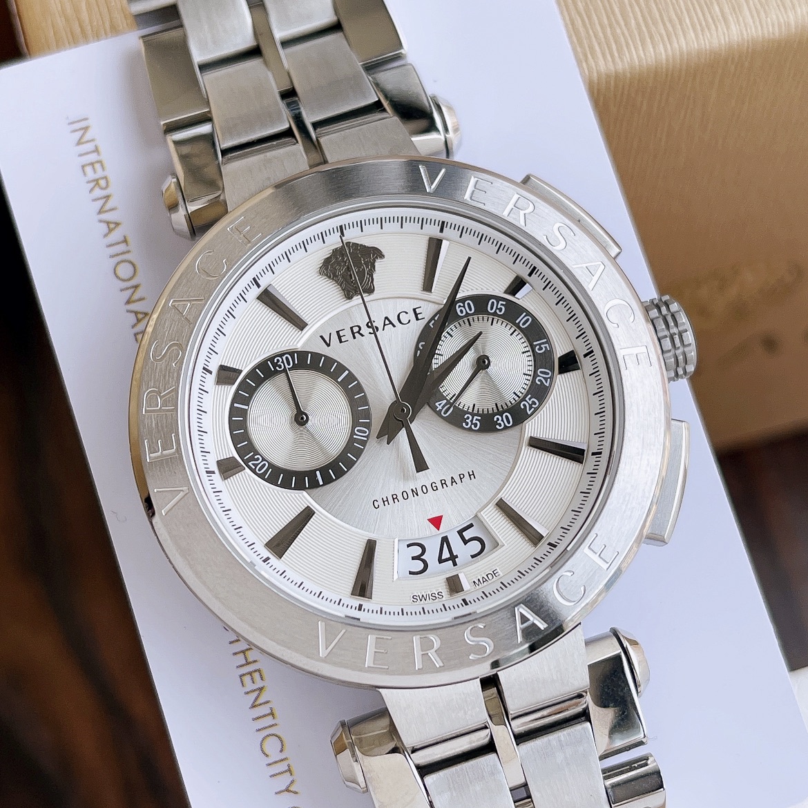 NO:157991,Batch: Original box: 50 Versace Versace Fashion Chronograph Men's Watch Model VBR040017 watch diameter 45mm, dial adopts five-pin design, date number display. 50 meters daily waterproof, paired with double butterfly snaps, complete packaging., versace, versace19860909批: 原盒:50 范思哲Versace时尚计时男表 型号VBR040017表径45mm,表盘采用五针设计 日期数字显示.50米生活防水 搭配双蝴蝶按扣,配全套包装.,,versace,versace,Watch