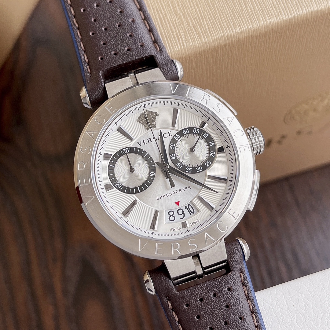 NO:157999,Batch: Original box: 50 Versace Versace Fashion Chronograph Men's Watch Model VBR010017 watch diameter 45mm, dial adopts five-pin design, date number display. 50 meters domestic waterproof calfskin strap, paired with double butterfly snaps, complete packaging., versace, versace, cowhide19860909批: 原盒:50 范思哲Versace时尚计时男表 型号VBR010017表径45mm,表盘采用五针设计 日期数字显示.50米生活防水小牛皮表带 搭配双蝴蝶按扣,配全套包装.,,versace,versace,cowhide,Watch