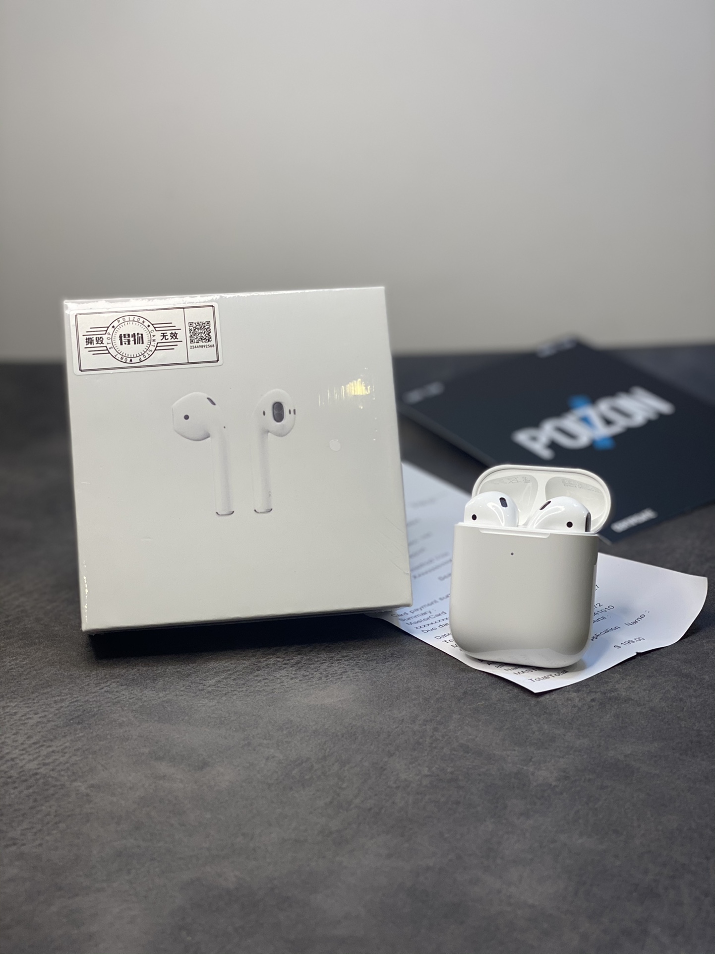 本地放💰160 利润自己加 ln毒版出品 苹果AirPods二代耳机 原代工厂外壳材料 手感重量同步正品 顶级高通3026芯片 市面最好版本 专供冲正! 采用石墨钛1.7喇叭 主打HiFi完美音质 5.0蓝牙解码Aac协议 双耳通话模式! 随意设置改名定位 游戏视频不延迟! 高速弹窗连接 无需手动设置! 耳机充满可使用3-4小时,电池盒待机72小时! 赠送专用无线充电盘 保护壳 毒版纸箱 专柜小票 毒证书等全套配件!