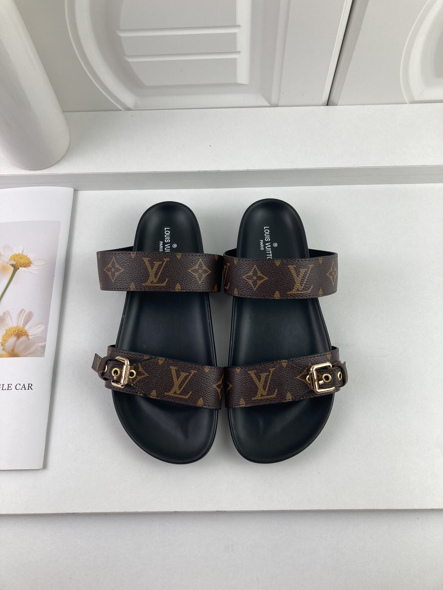 NO:129917,,【Full Packaging】The summer counter is new, LV hot products, a pair of slippers, worry-free summer, a different flip-flop. The arrival of the 
