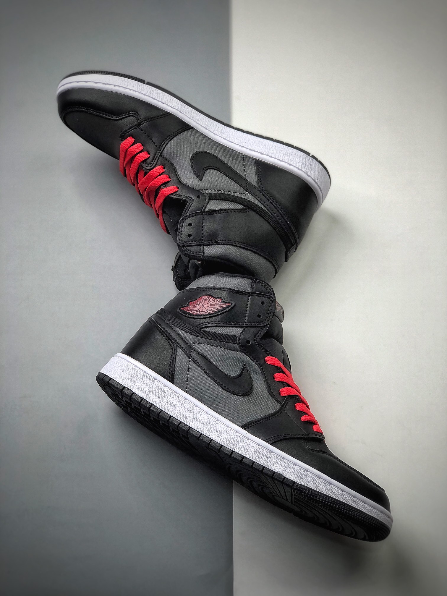 240  Air Jordan 1 Retro“Black Satin”黑灰红 乔1文化高帮篮球鞋 555088-060