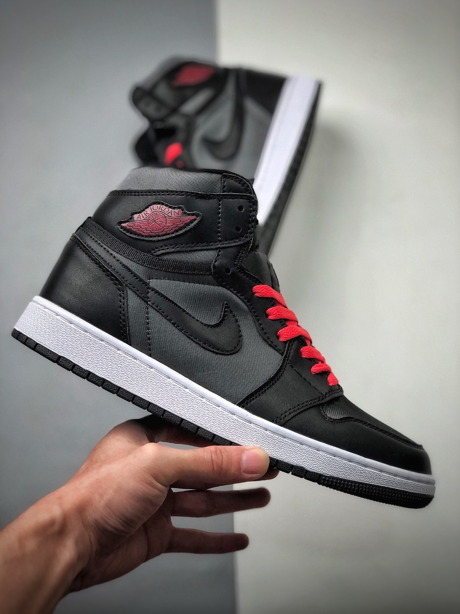 240  Air Jordan 1 Retro“Black Satin”黑灰红 乔1文化高帮篮球鞋 555088-060