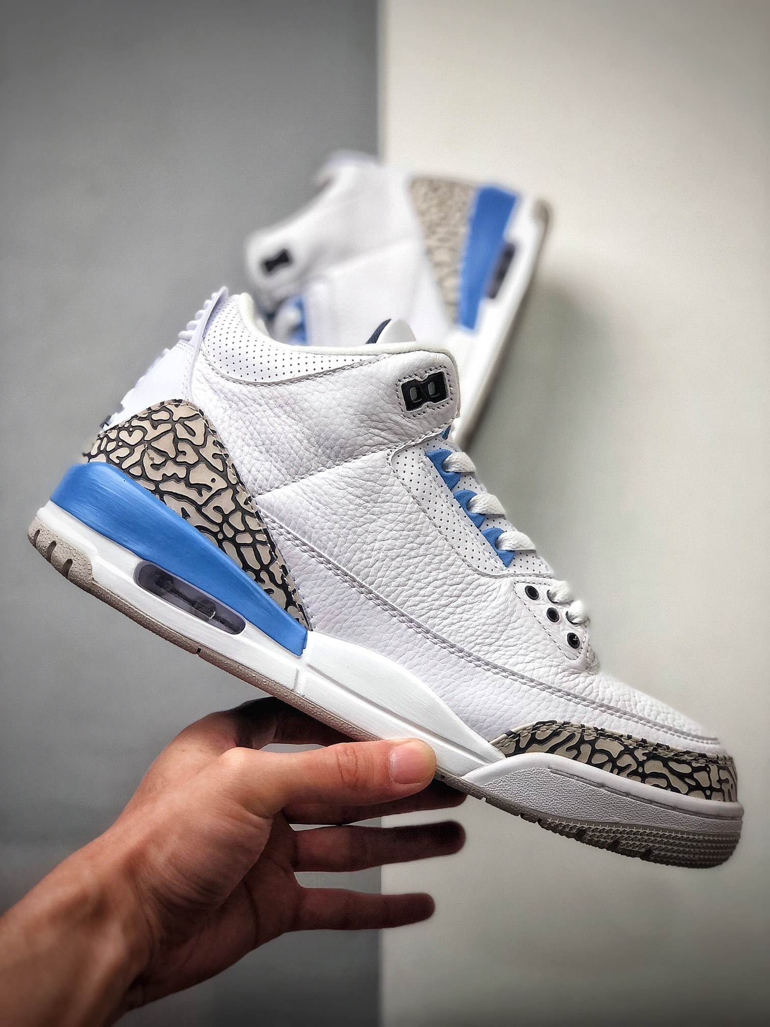 400  AJ3 UNC BLUE  CT8532-104 AJ3 Retor Valor Blue 北卡蓝