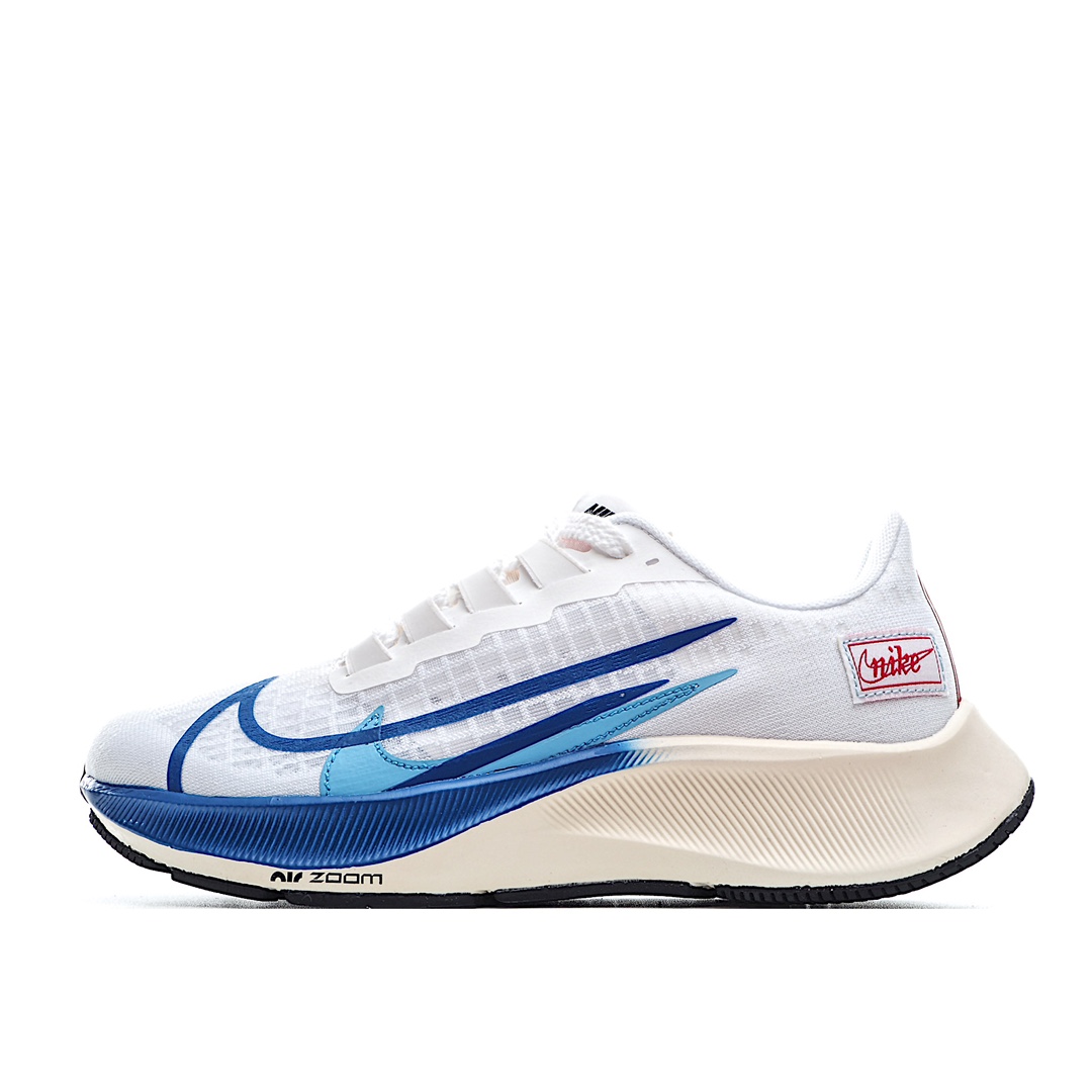 G5 耐克 Nike Air Zoom Pegasus 37 登月37代v2透气缓震疾速跑鞋 采用透气网眼鞋面搭配外翻式鞋口，为脚跟区域营造出色舒适度，而在鞋底部分，搭载全掌型ZOOM AIR配置，锐意革新缓震系统，缔造平稳顺畅的自然步履体验