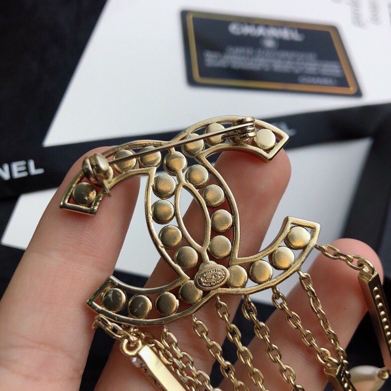 CHaNEL  最经典  最百搭   最特色的胸针 brooch     浓浓的大牌时尚感    实物赞