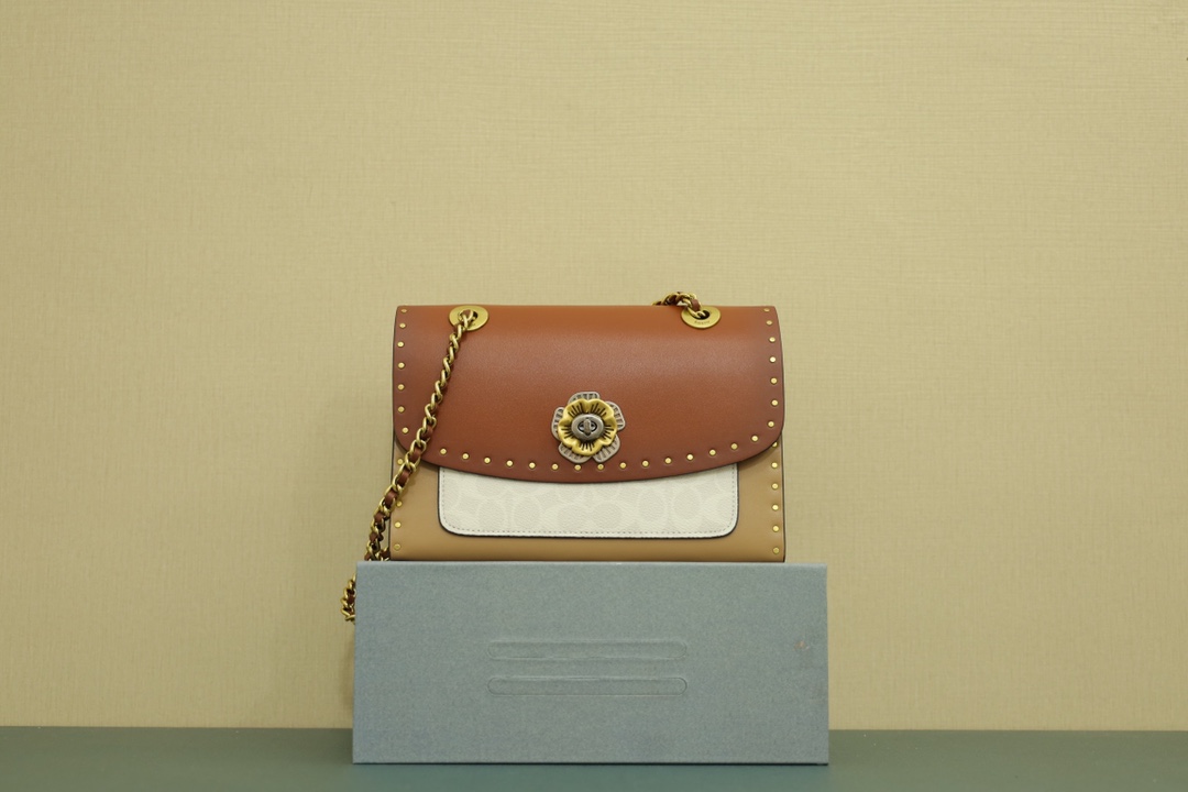 蔻驰山茶花/高端版本 🅿️260 所有女生都想拥有的一款轻奢包包.工整有型.质地轻盈.工整而轻盈的手袋可胜任不同场合.将上城优雅与下城简约相融.包身采用光滑皮革和经典标志涂层帆布制作.配备茶玫瑰旋锁口.带有皮革链条带.即可作为长肩带.也可以变为两个短手柄.容量很大.百搭款.怎么背都好看哦~ 规格：26*17*10cm