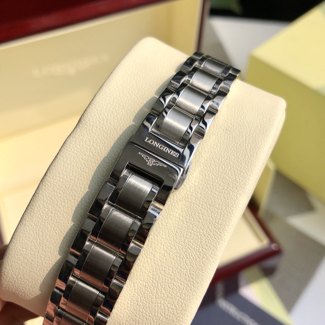Longines 百年 浪琴名匠系列 呈现佩戴者腕上十足的简约品质 采用极具运动风格的精钢表壳