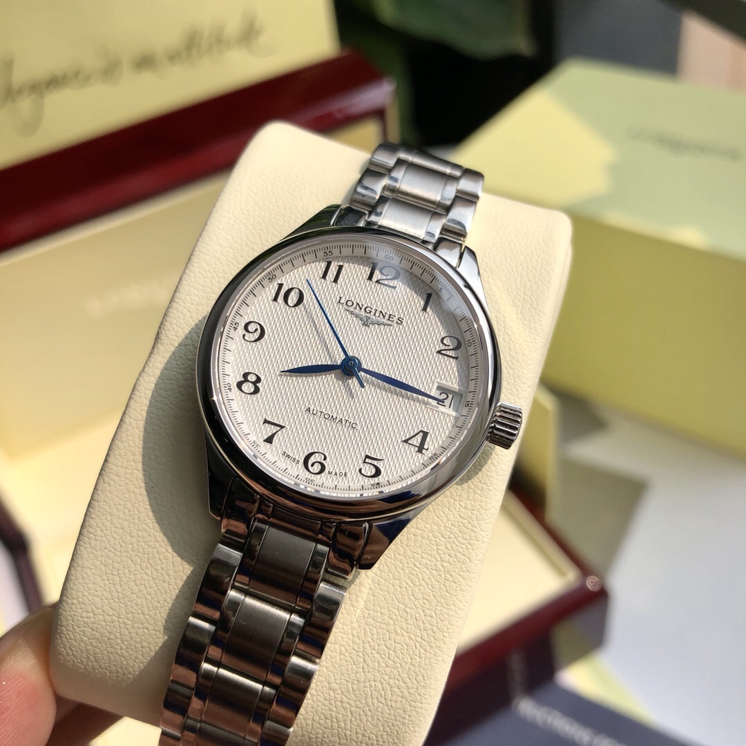 Longines 百年 浪琴名匠系列 呈现佩戴者腕上十足的简约品质 采用极具运动风格的精钢表壳