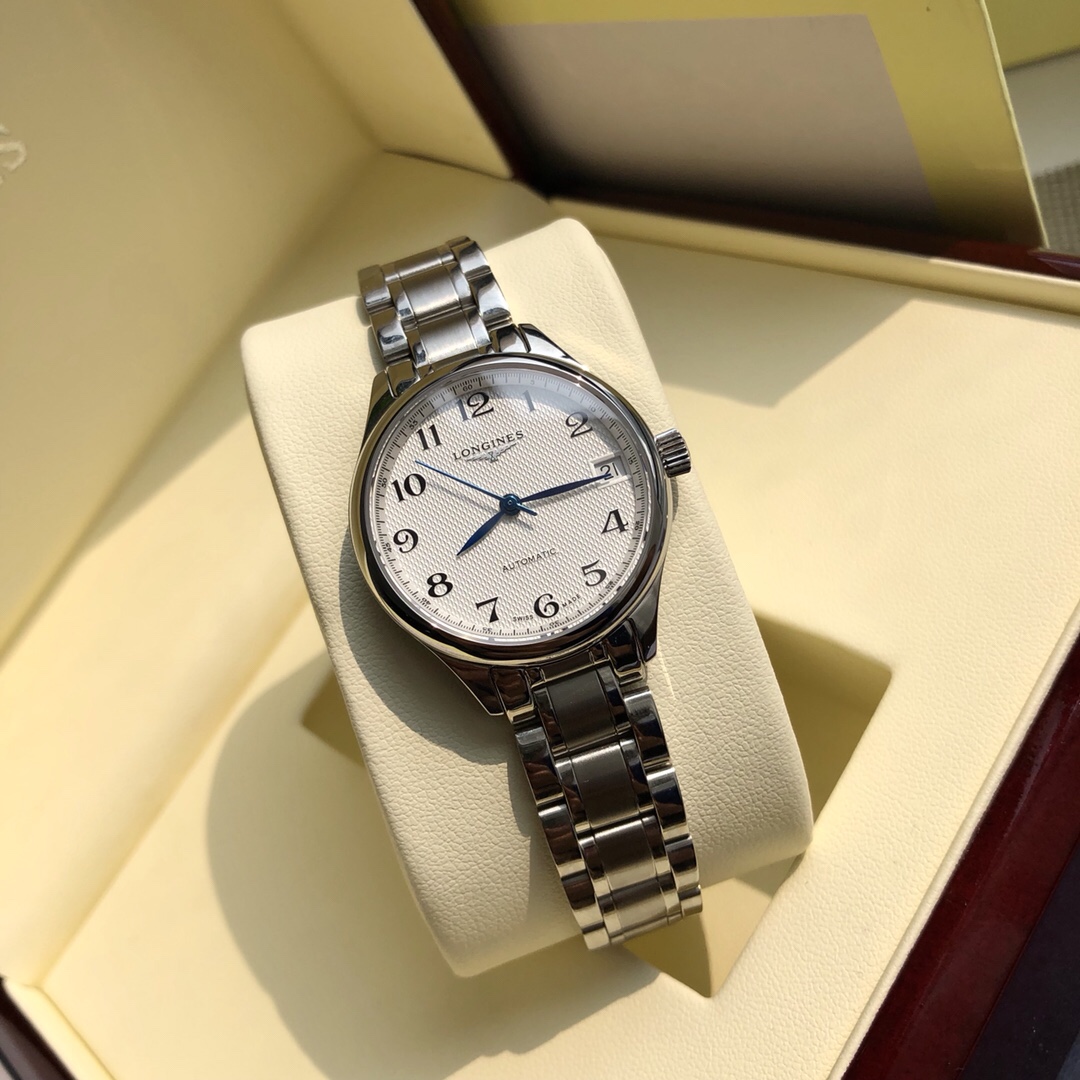 Longines 百年 浪琴名匠系列 呈现佩戴者腕上十足的简约品质 采用极具运动风格的精钢表壳
