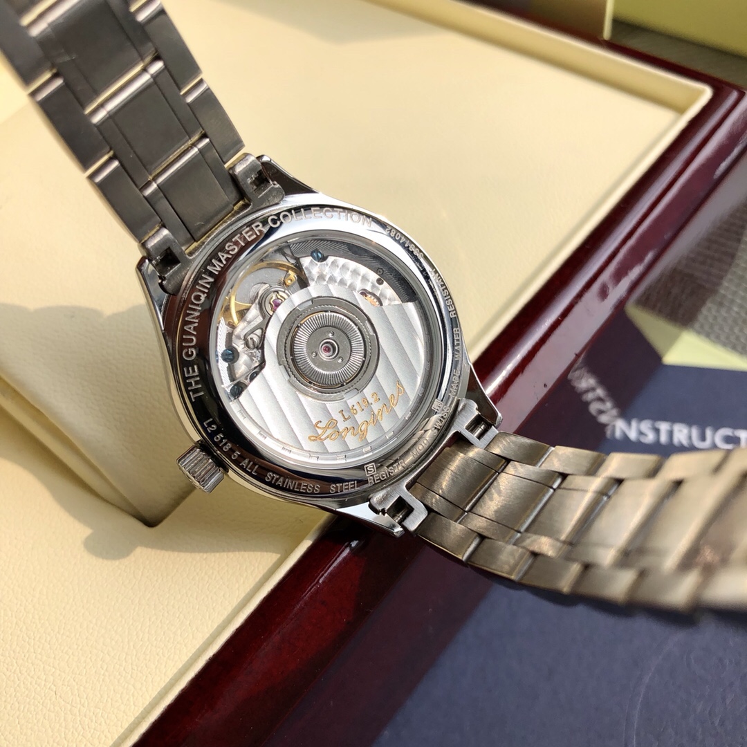Longines 百年 浪琴名匠系列 呈现佩戴者腕上十足的简约品质 采用极具运动风格的精钢表壳