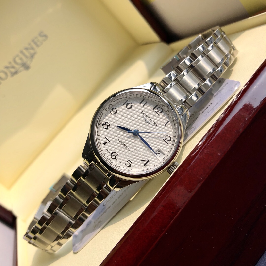 Longines 百年 浪琴名匠系列 呈现佩戴者腕上十足的简约品质 采用极具运动风格的精钢表壳