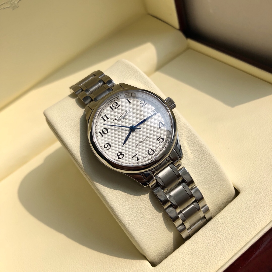 Longines 百年 浪琴名匠系列 呈现佩戴者腕上十足的简约品质 采用极具运动风格的精钢表壳