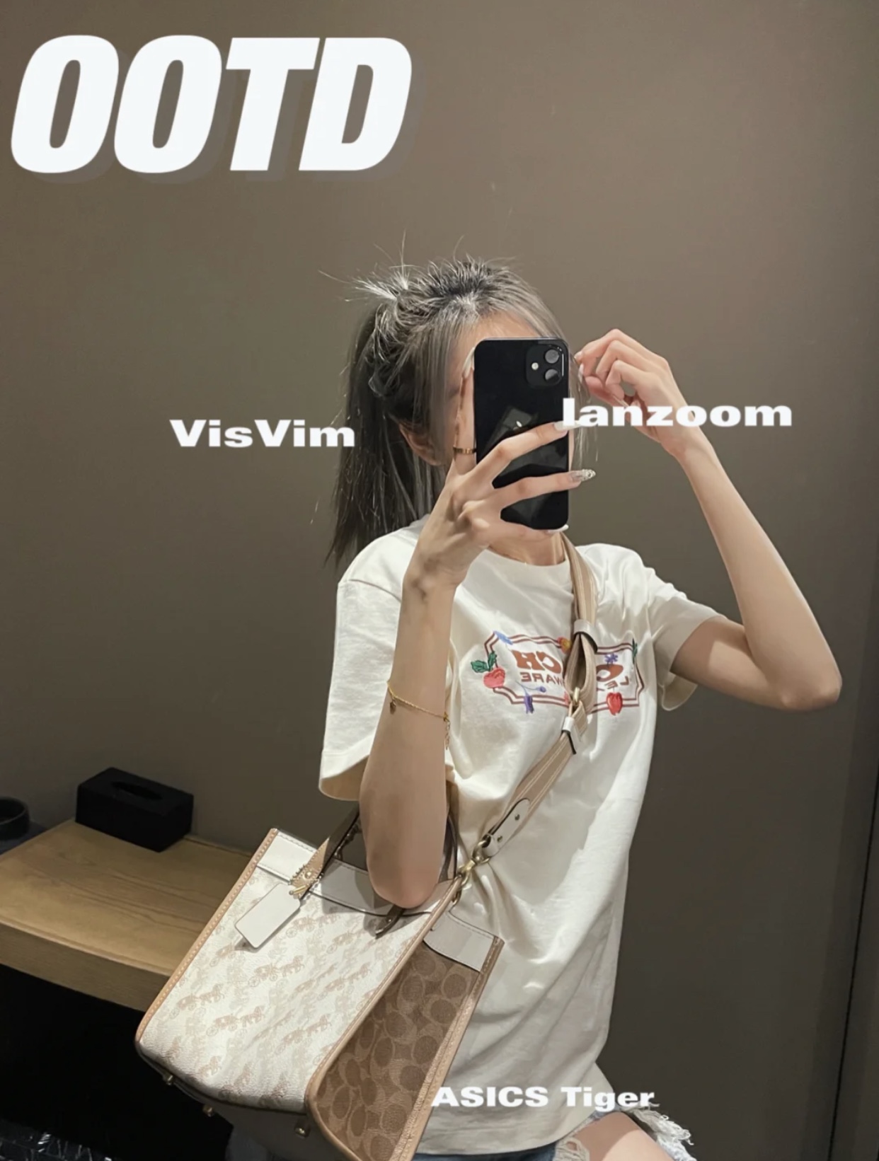 蔻驰 Filed Tote 22 托特包 🅿️210 最新款限量经典老花拼皮托特手提斜挎包.这款小型的FIELD 22号托特包可存放你的所有必需物品.无论是忙碌的工作日还是充实的周末它皆可胜任.该全面百搭的包款采用耐用的pvc和精制牛皮制作.立体的包型.简约而大方.一年四季都可背. 规格：22*21*12cm 软包装配防尘袋.