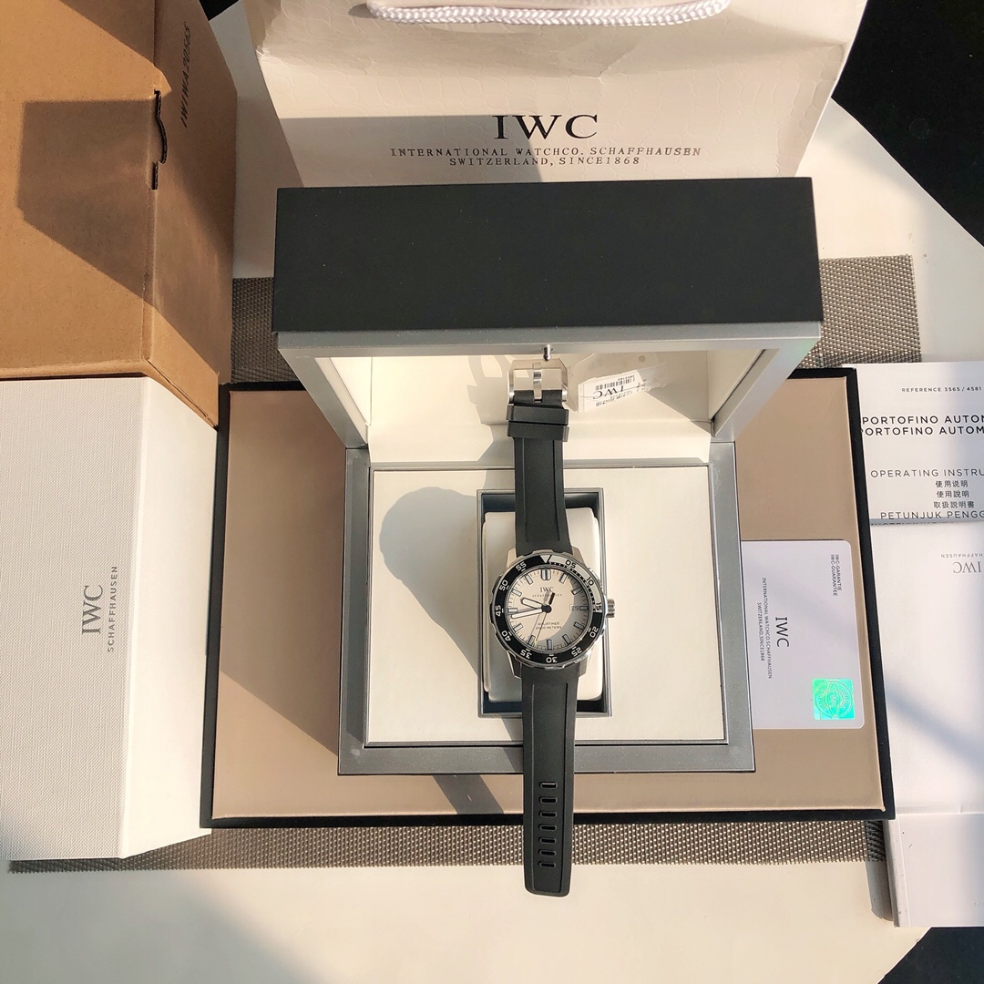 La serie de relojes náuticos de IWC tiene una historia de casi 50 años. Hoy en día, el nombre de reloj marino se ha con…