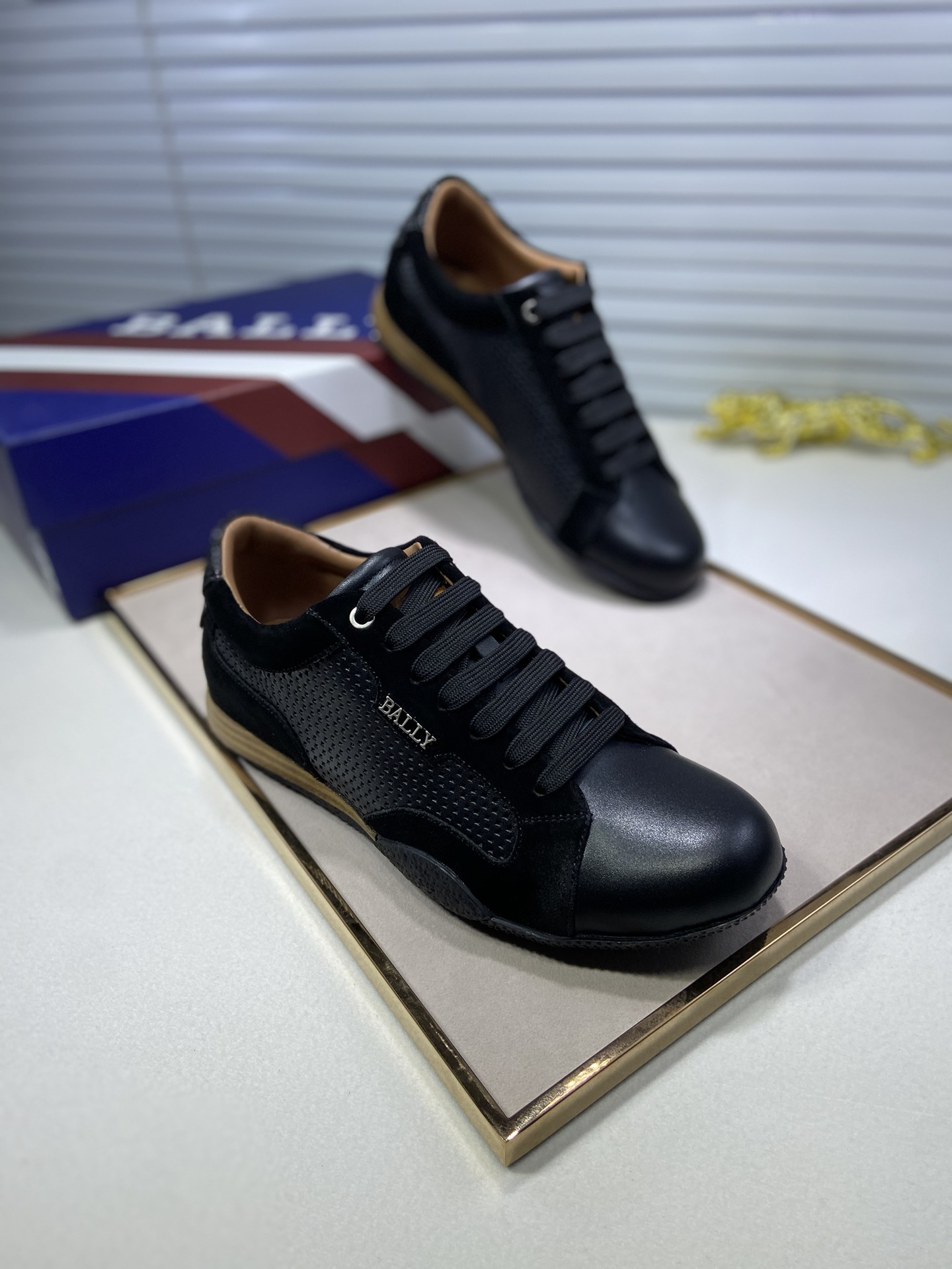 J0 BALLY巴利 经典重置 原单爆款香港专柜休闲鞋意大利原版头层牛皮鞋面奢华 水洗牛皮内里，欧美大师设计 完美造型 组合防滑橡胶耐磨大底，原单品质，超级百搭又高档不失品味，时尚、新颖绝对的焦点 38-44 码