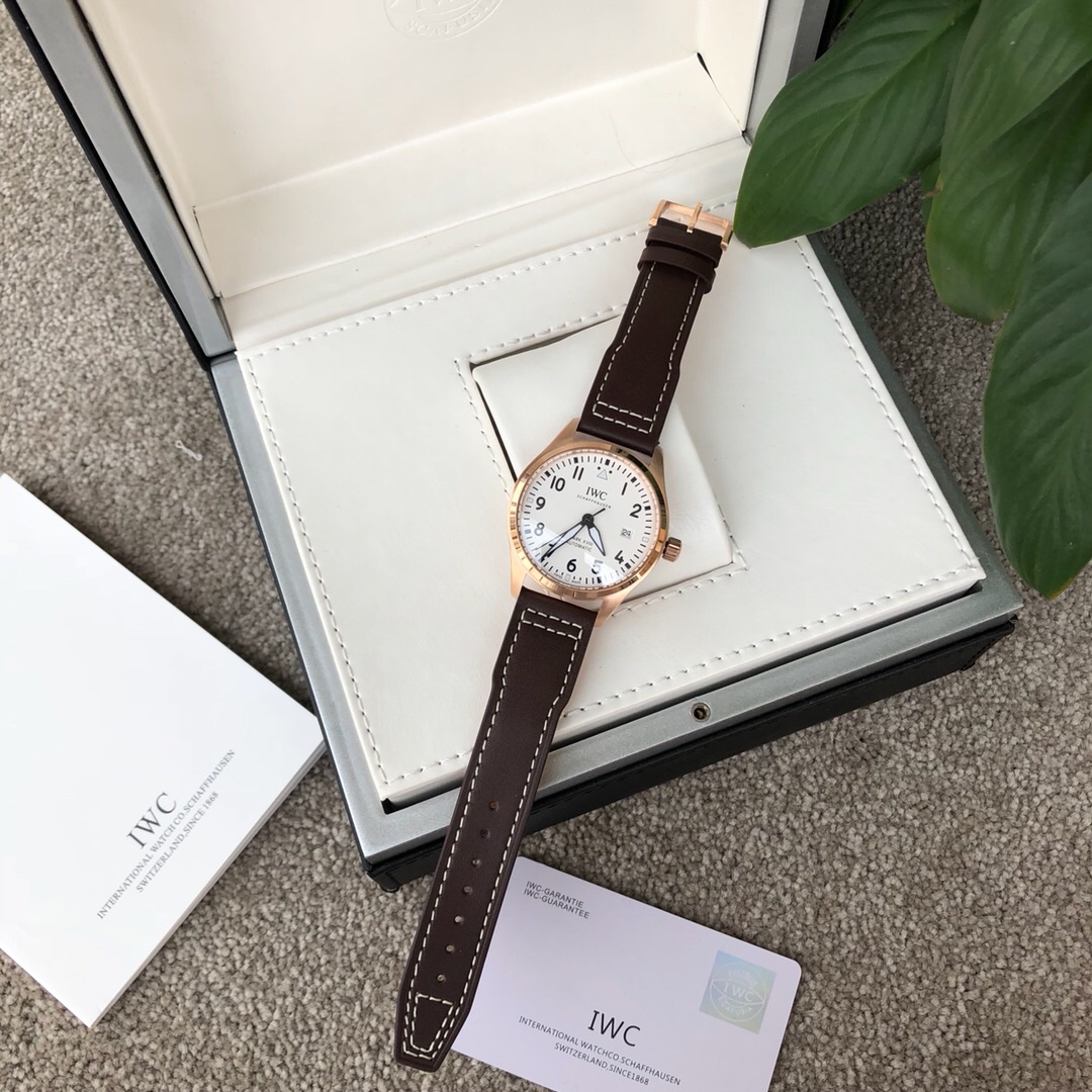 El nuevo producto exclusivo y más potente de IWC: la serie más potente de Mark Le Petit Prince. Caja de acero inoxidabl…