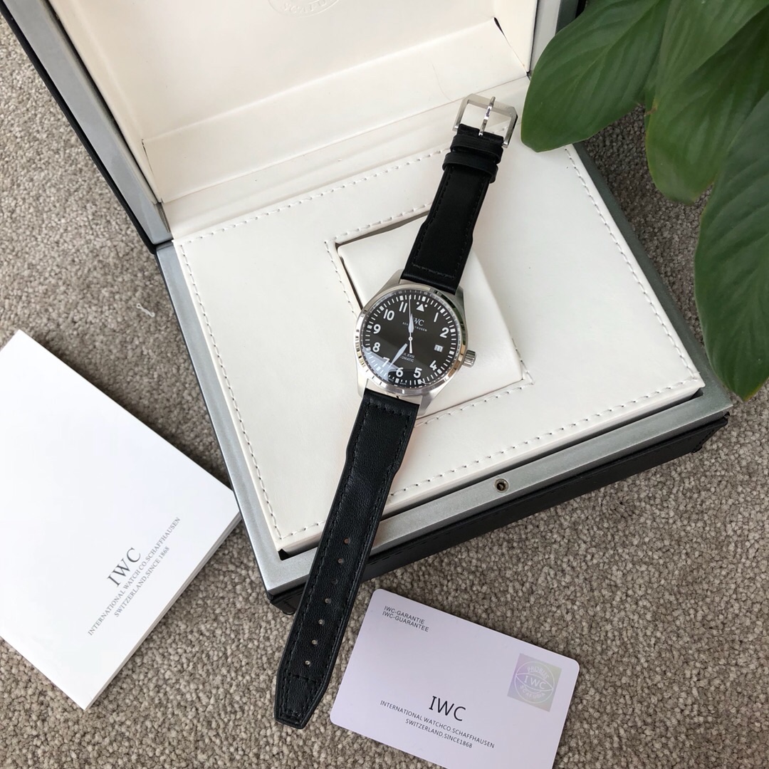 El nuevo producto exclusivo y más potente de IWC: la serie más potente de Mark Le Petit Prince. Caja de acero…