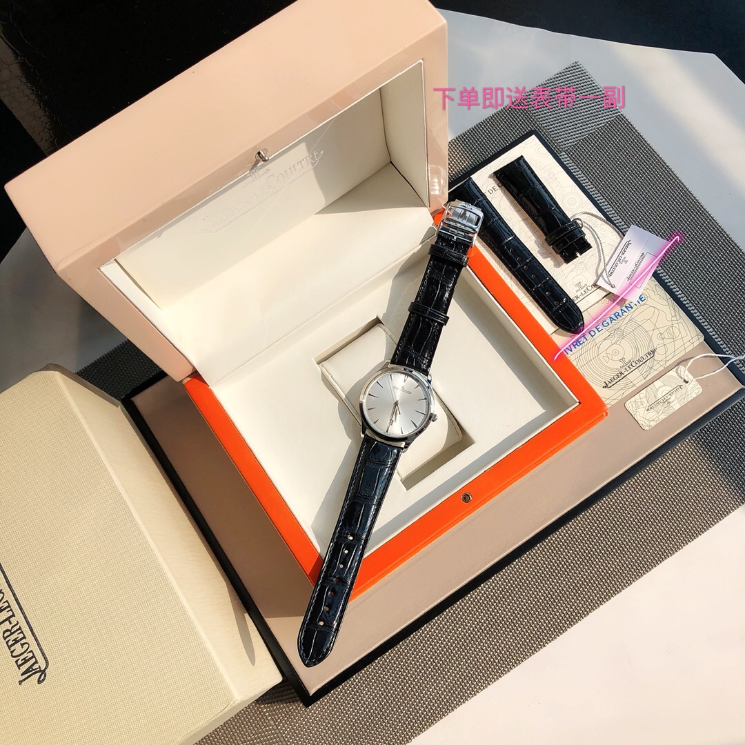 El Jaeger-LeCoultre Ultra-Thin Master Series tiene una caja ultrafina con líneas suaves y asas elegantes que …
