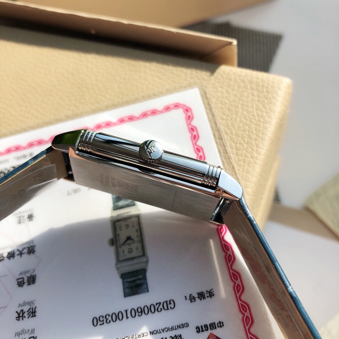 Lacoste JL积家 22真钻女款手表 ，配全套包装 4万 进口瑞士郎达机芯使用时间可长达10年，进口美洲鳄鱼皮表带