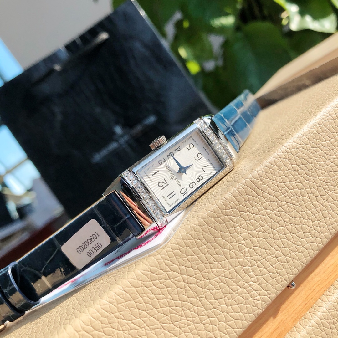 Lacoste JL积家 22真钻女款手表 ，配全套包装 4万 进口瑞士郎达机芯使用时间可长达10年，进口美洲鳄鱼皮表带