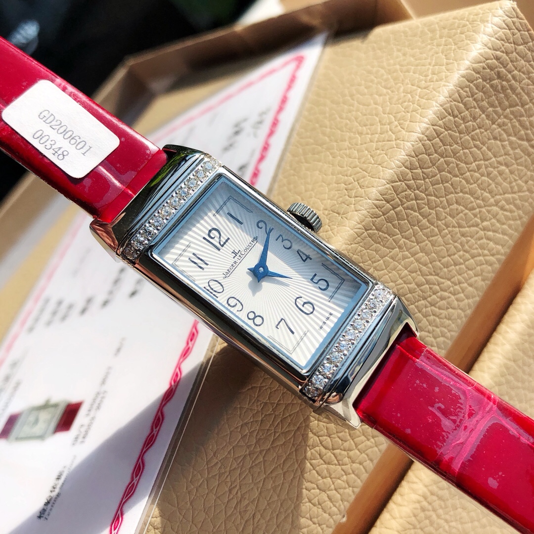 Lacoste JL积家 22真钻女款手表 ，配全套包装 4万 进口瑞士郎达机芯使用时间可长达10年，进口美洲鳄鱼皮表带