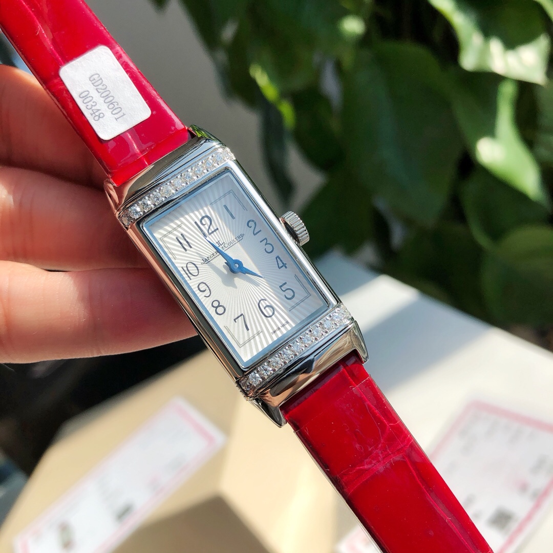 Lacoste JL积家 22真钻女款手表 ，配全套包装 4万 进口瑞士郎达机芯使用时间可长达10年，进口美洲鳄鱼皮表带