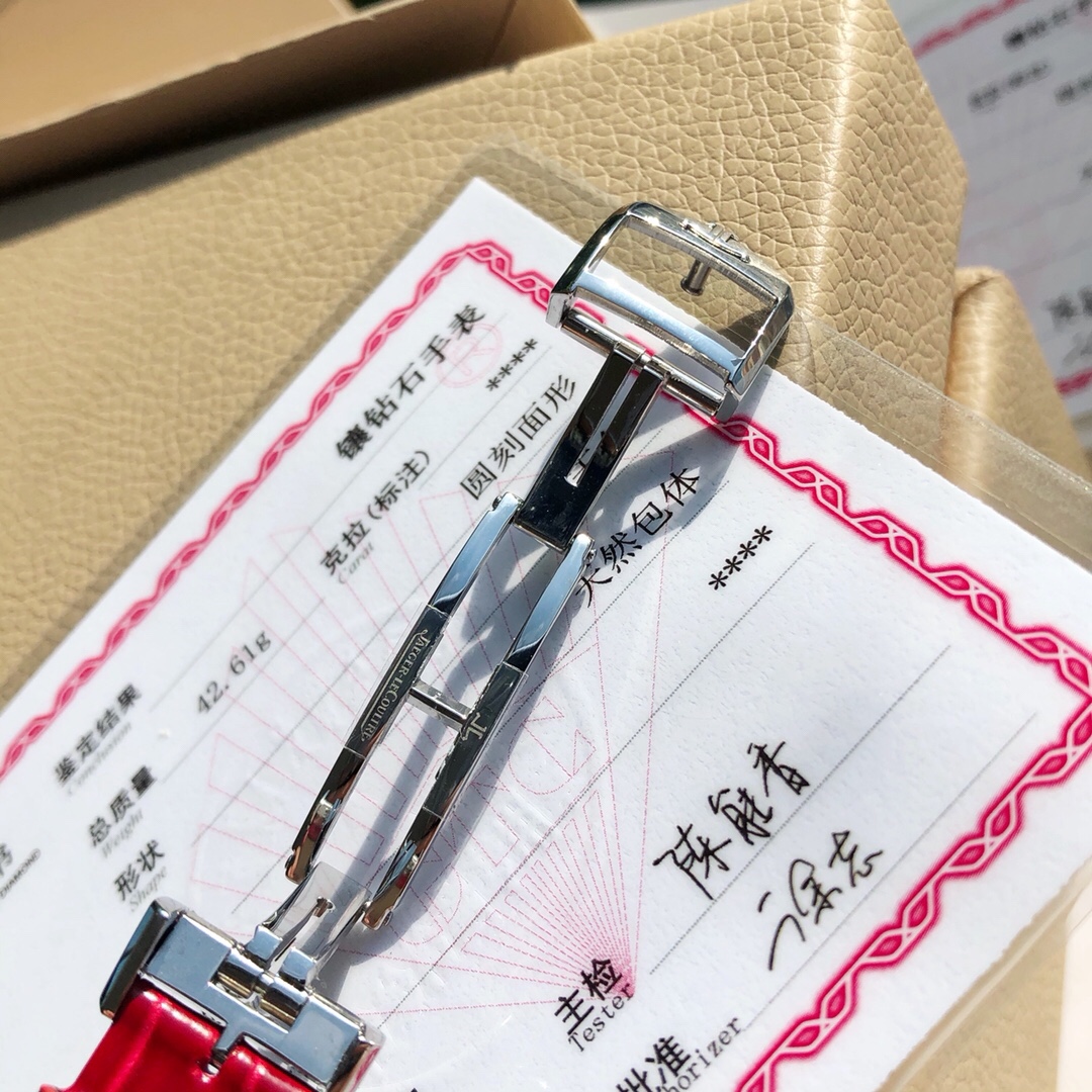 Lacoste JL积家 22真钻女款手表 ，配全套包装 4万 进口瑞士郎达机芯使用时间可长达10年，进口美洲鳄鱼皮表带