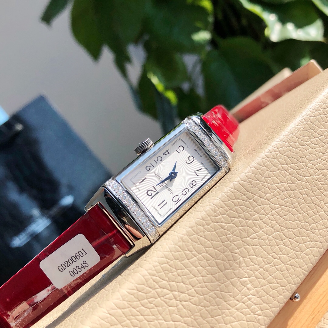 Lacoste JL积家 22真钻女款手表 ，配全套包装 4万 进口瑞士郎达机芯使用时间可长达10年，进口美洲鳄鱼皮表带