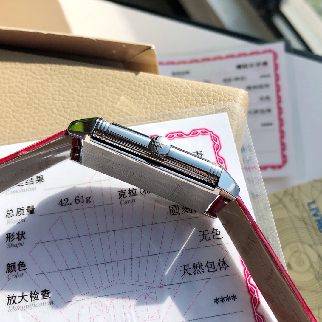Lacoste JL积家 22真钻女款手表 ，配全套包装 4万 进口瑞士郎达机芯使用时间可长达10年，进口美洲鳄鱼皮表带