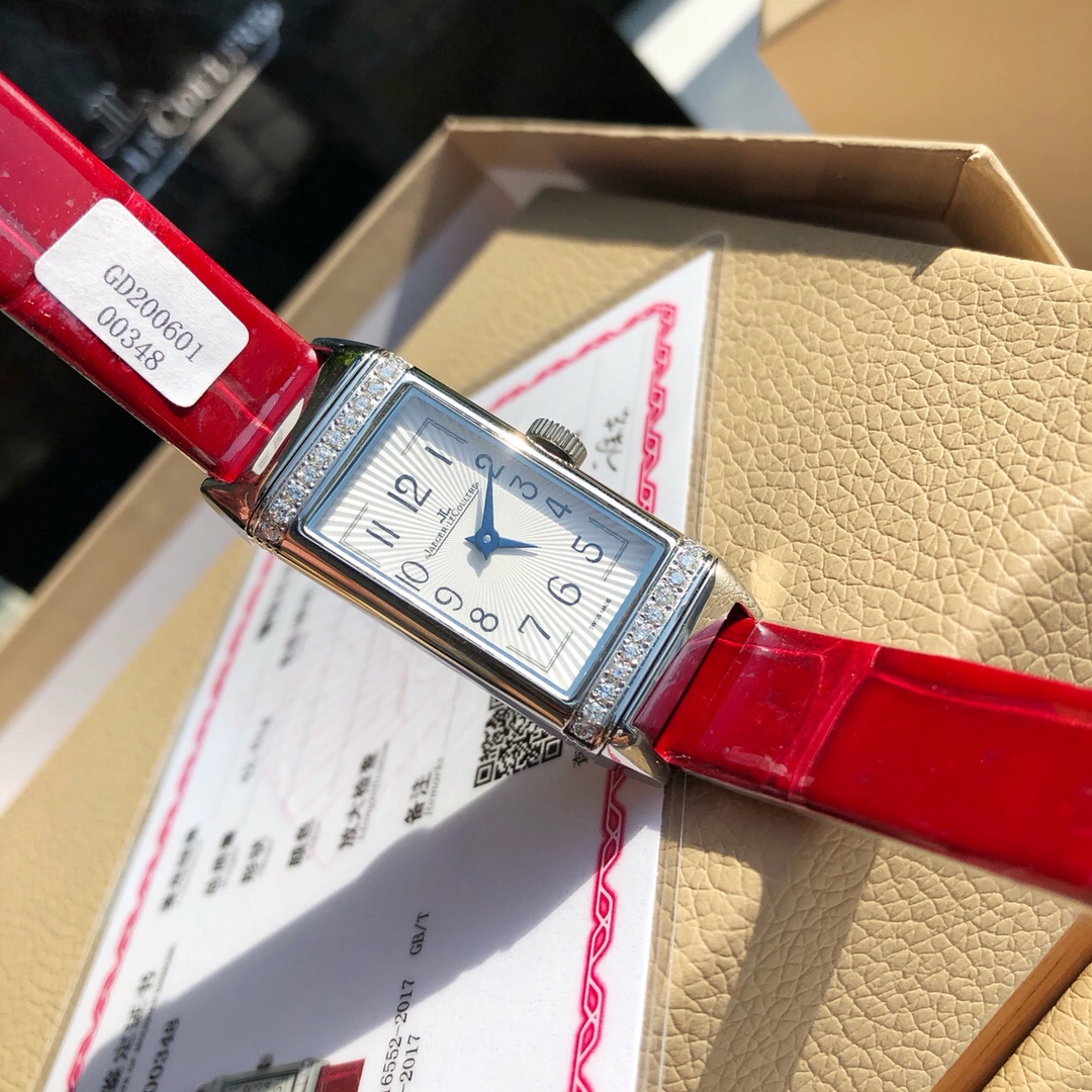 Lacoste JL积家 22真钻女款手表 ，配全套包装 4万 进口瑞士郎达机芯使用时间可长达10年，进口美洲鳄鱼皮表带