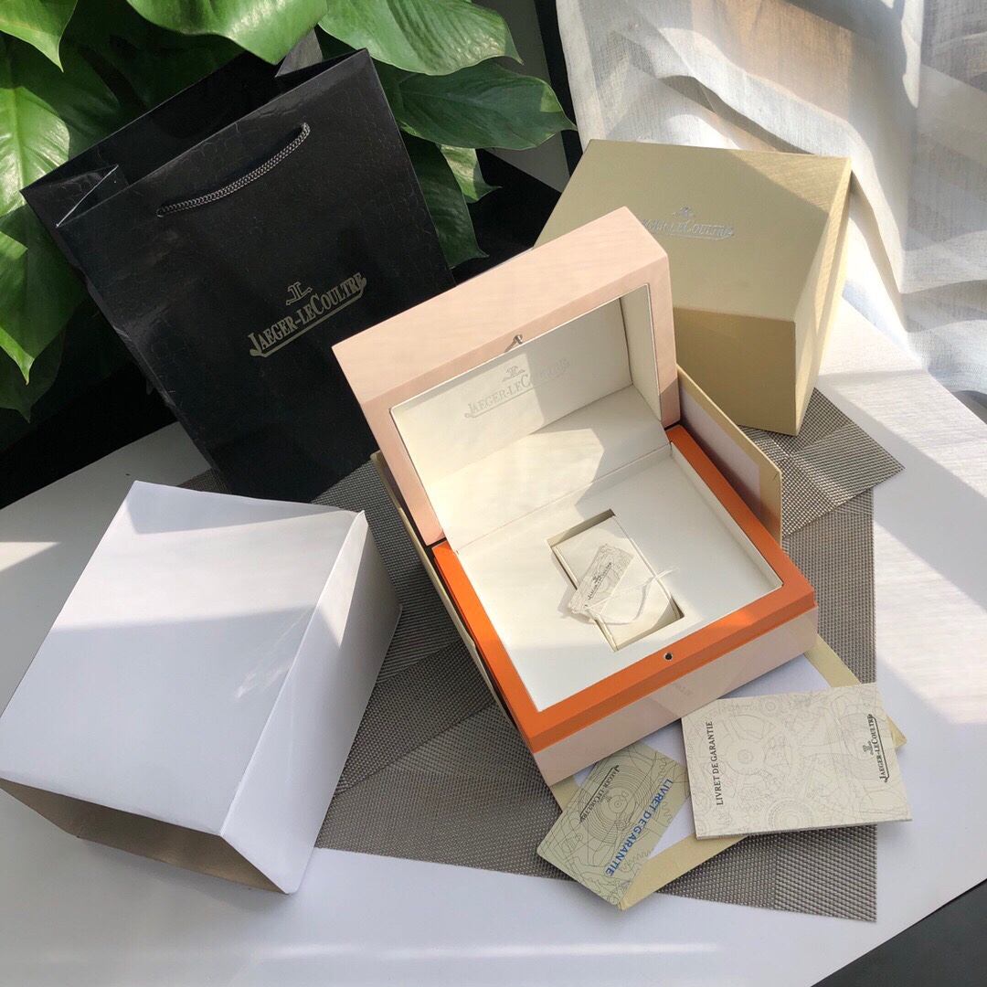 Viene con embalaje completo de Jaeger-LeCoultre.